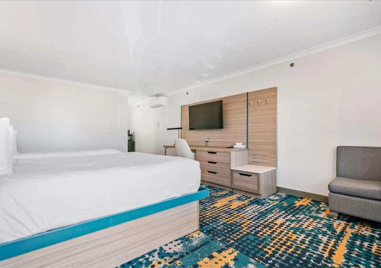 Bedroom, Bed in Pacific Shores Inn - Morro Bay