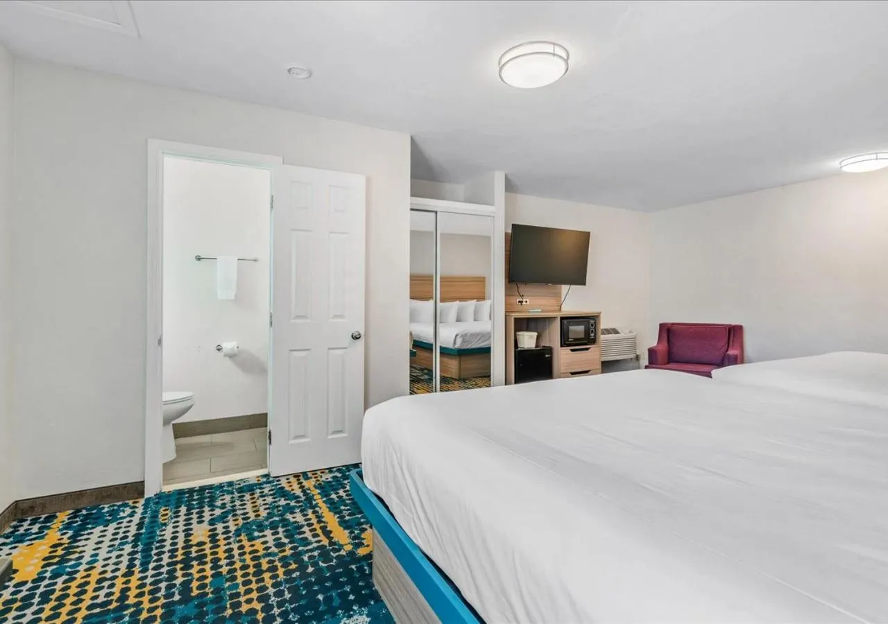 Bed in Pacific Shores Inn - Morro Bay