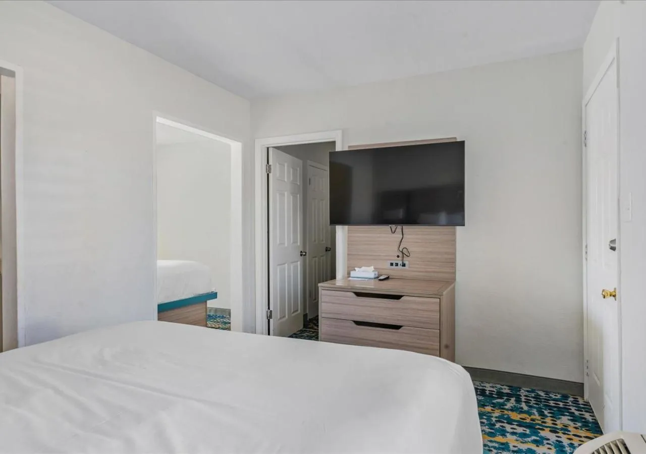 Bed in Pacific Shores Inn - Morro Bay