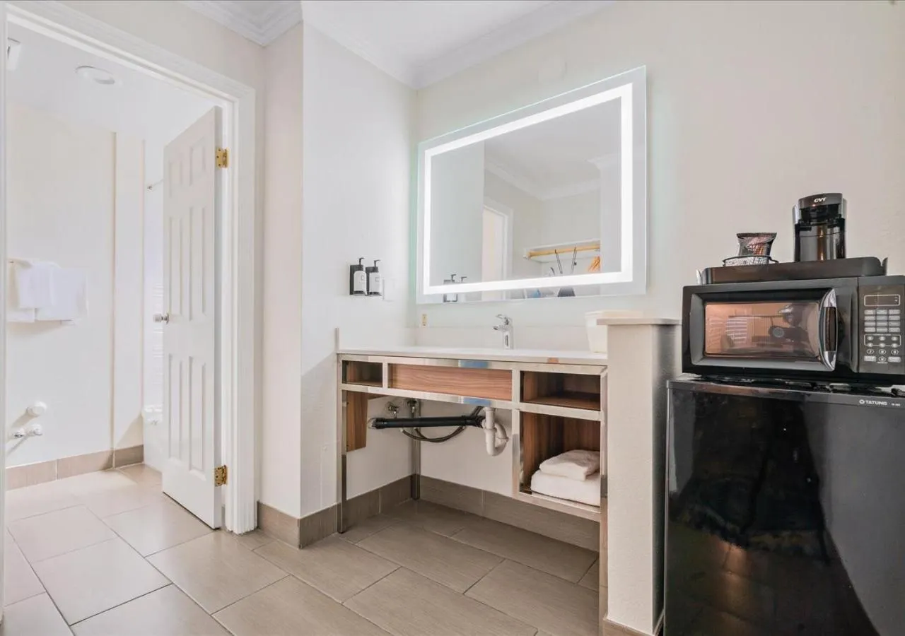 Bathroom in Pacific Shores Inn - Morro Bay