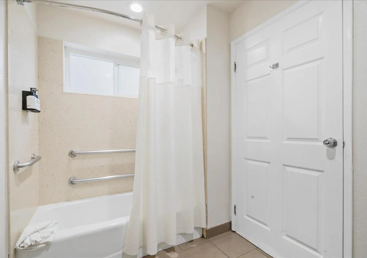 Bathroom in Pacific Shores Inn - Morro Bay