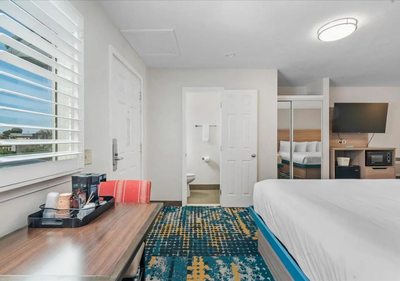 Photo of the whole room, Bed in Pacific Shores Inn - Morro Bay