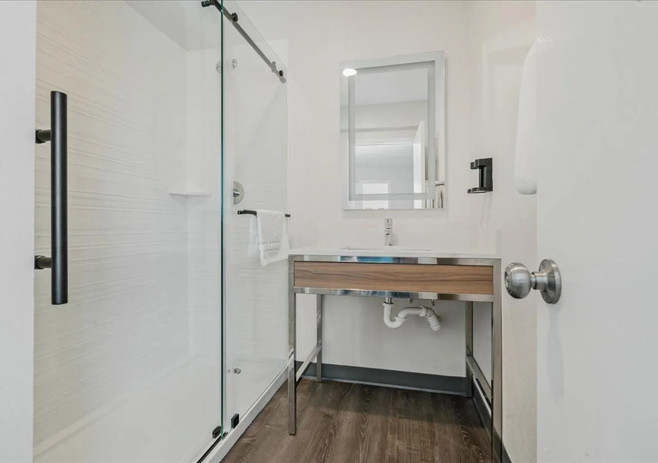 Shower in Pacific Shores Inn - Morro Bay