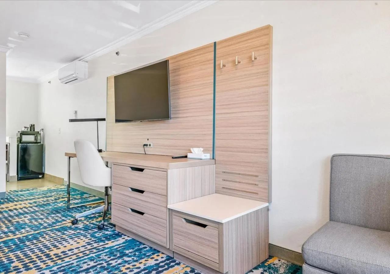 TV and multimedia in Pacific Shores Inn - Morro Bay