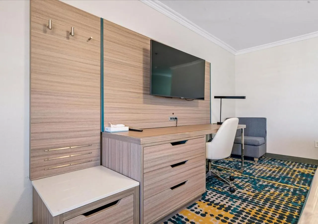 TV and multimedia in Pacific Shores Inn - Morro Bay