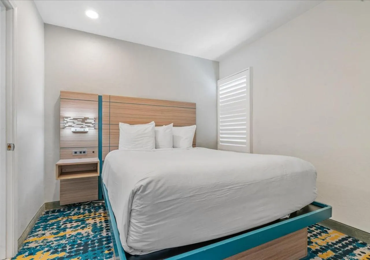 Bedroom, Bed in Pacific Shores Inn - Morro Bay