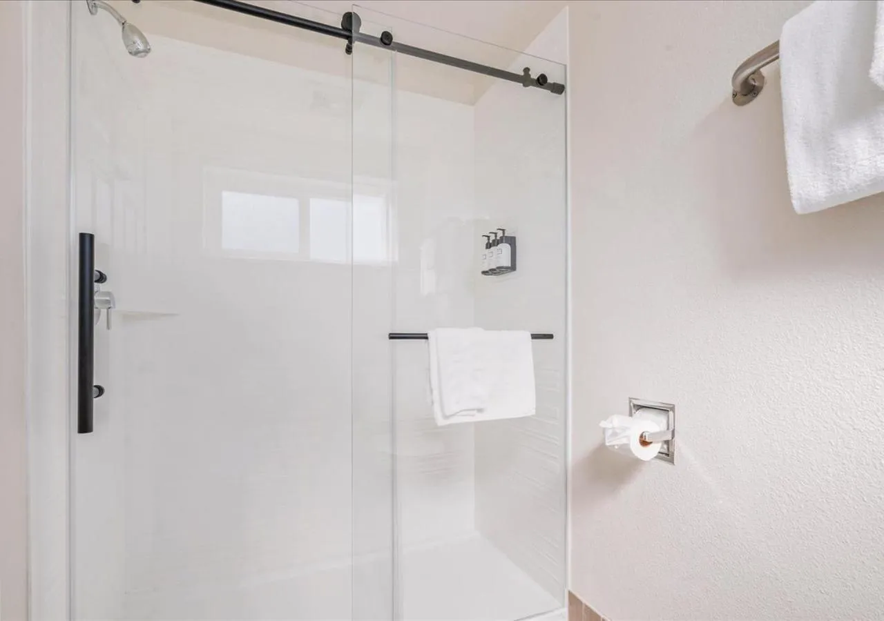 Shower in Pacific Shores Inn - Morro Bay