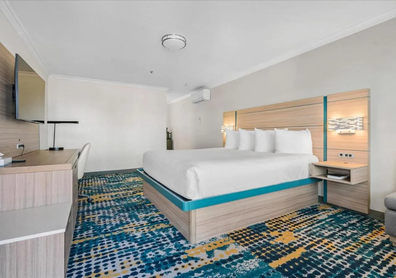 Bed in Pacific Shores Inn - Morro Bay