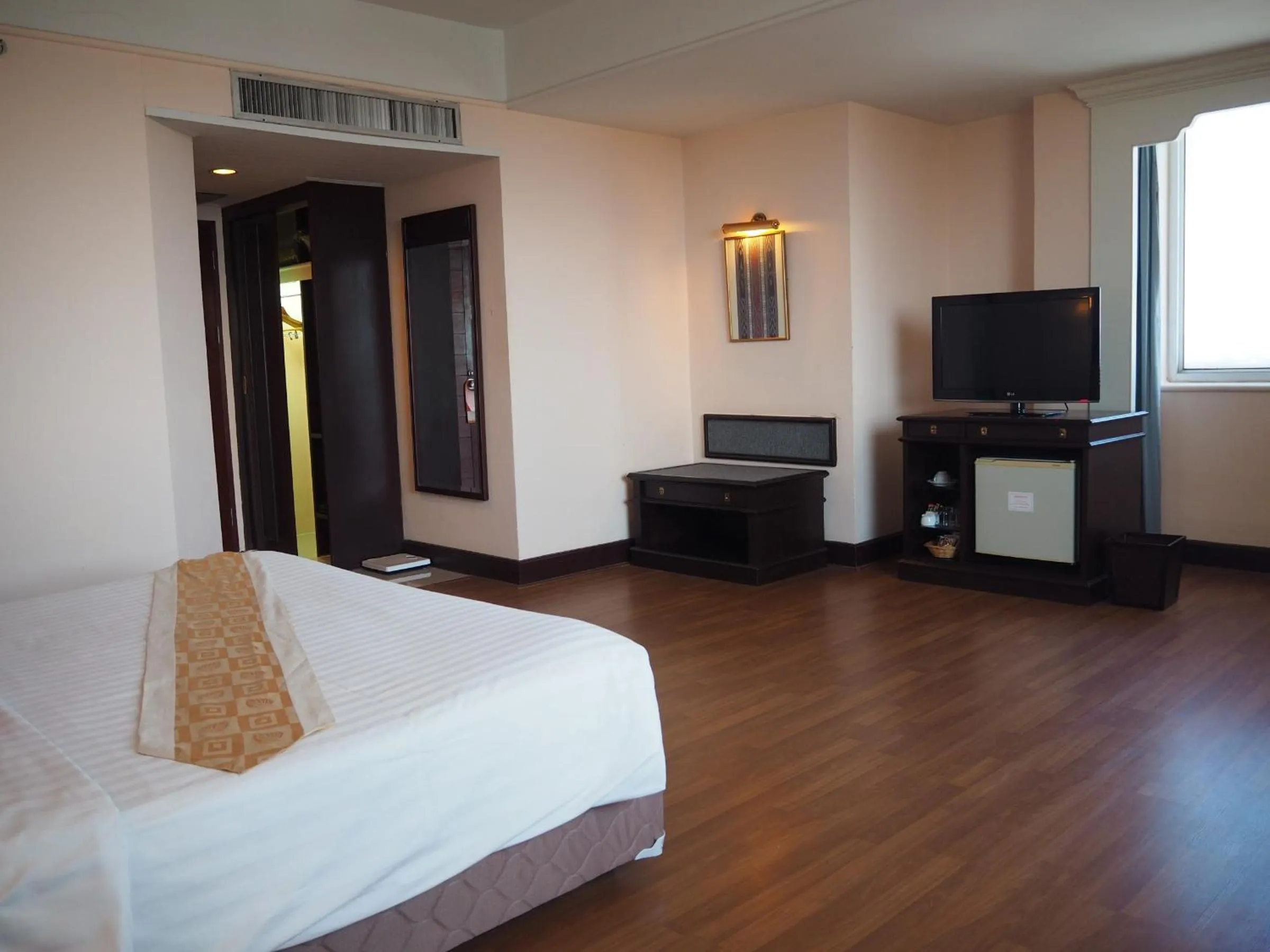 Bed in Charoen Thani Hotel, Khon Kaen