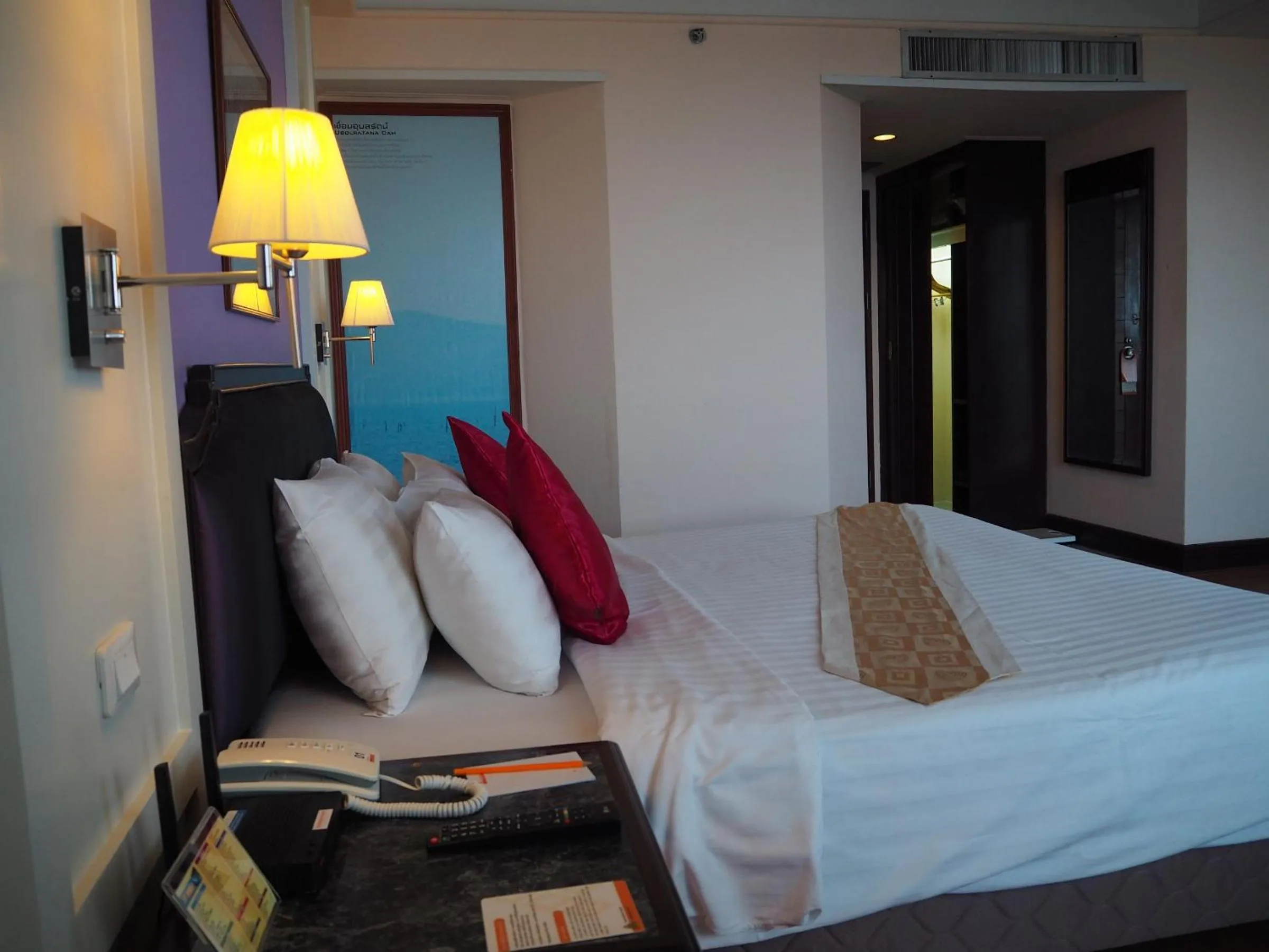 Bed in Charoen Thani Hotel, Khon Kaen