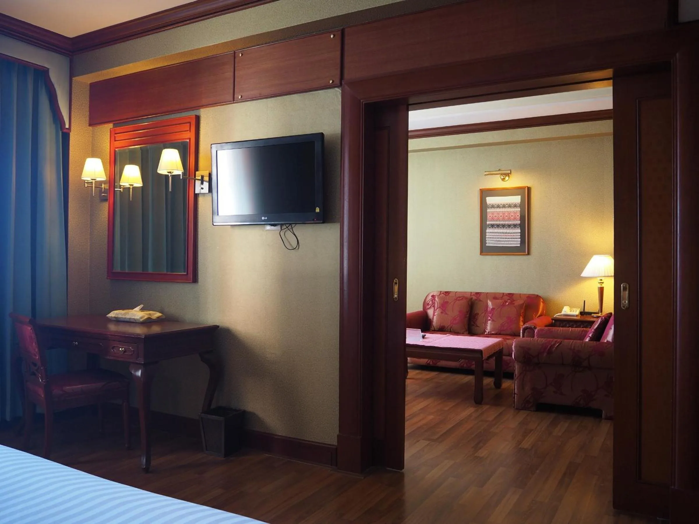 Bed in Charoen Thani Hotel, Khon Kaen