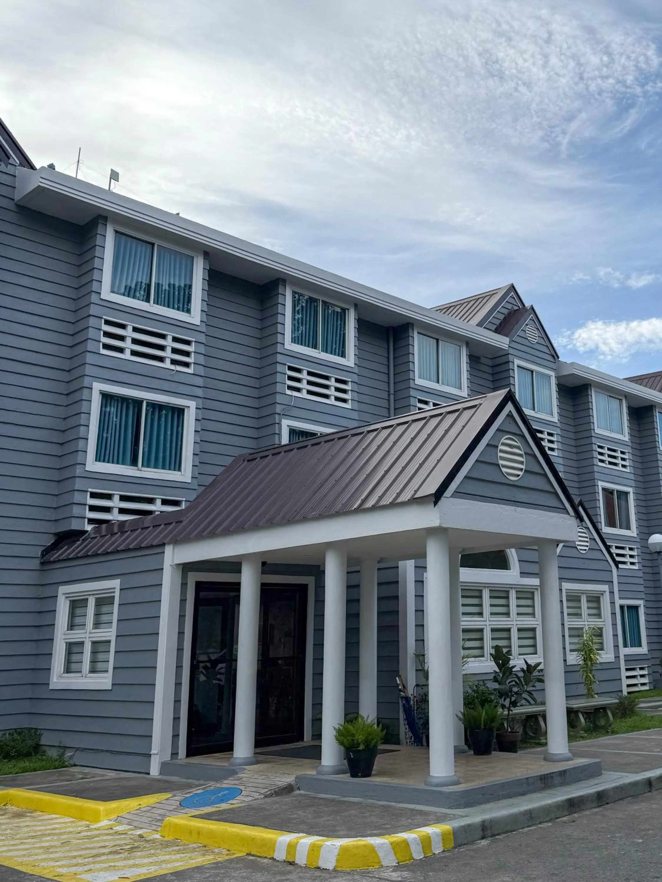 Parking in Microtel by Wyndham Eagle Ridge