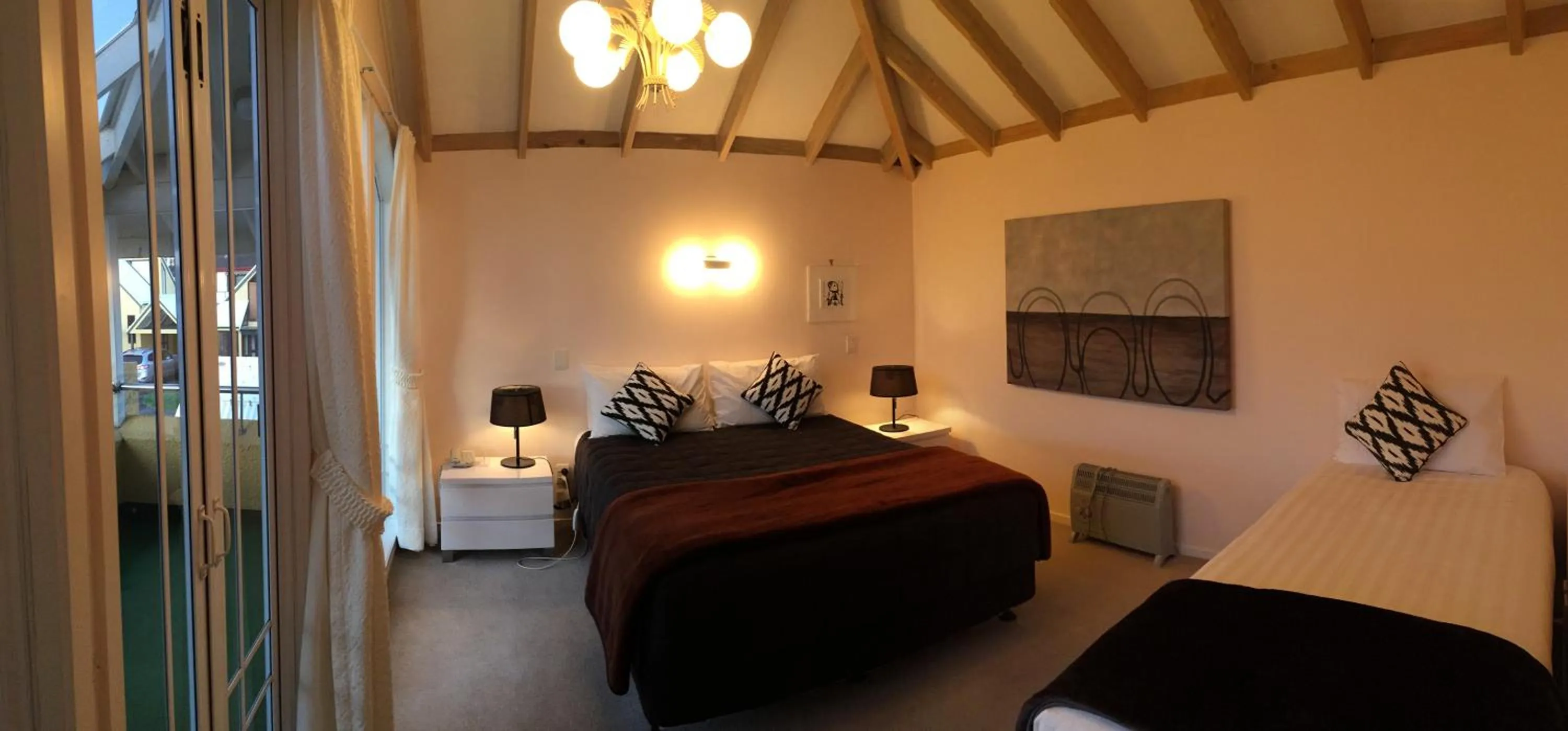 Bed in Bucklands Beach Waterfront Motel