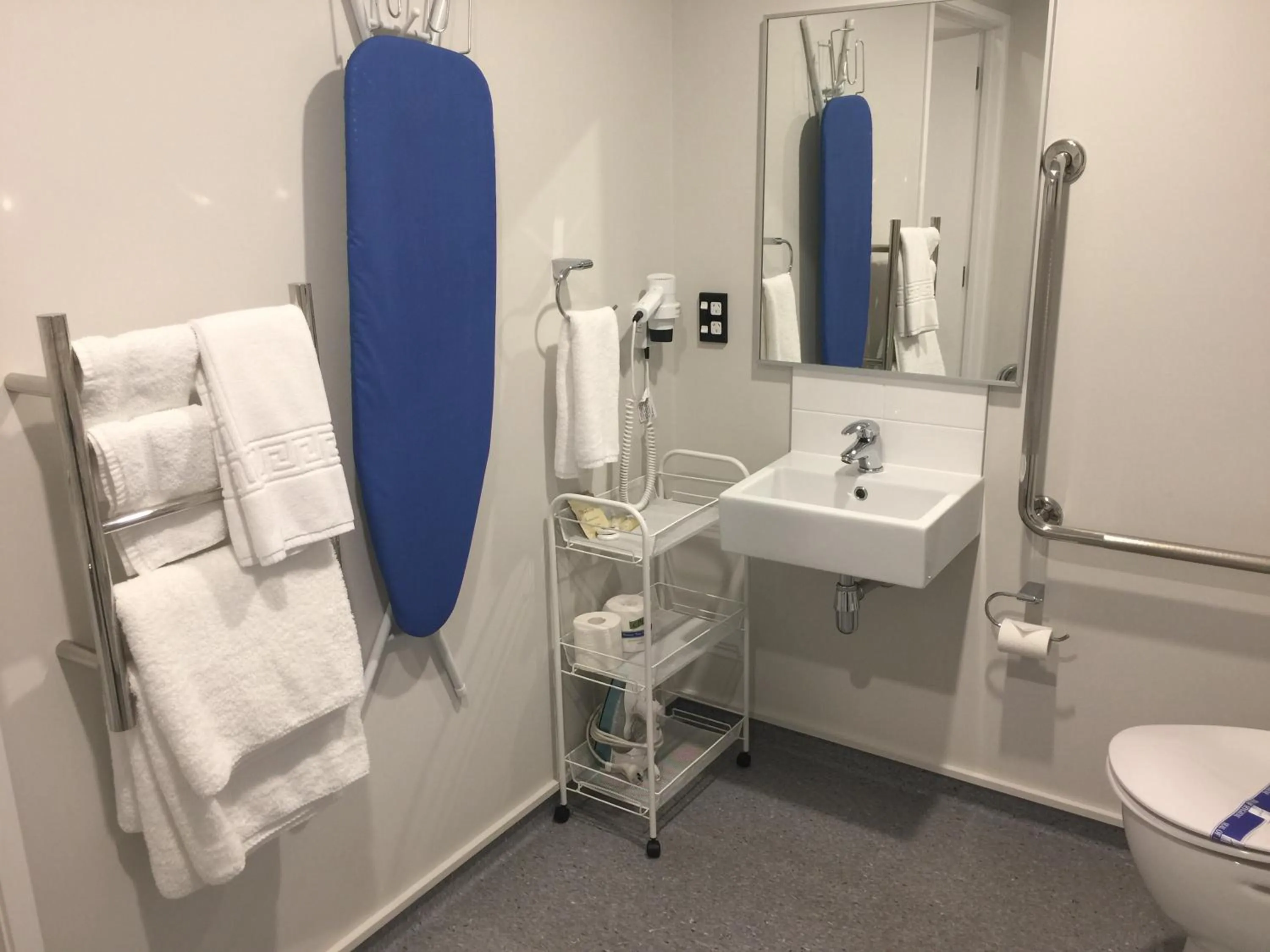 Bathroom in Bucklands Beach Waterfront Motel