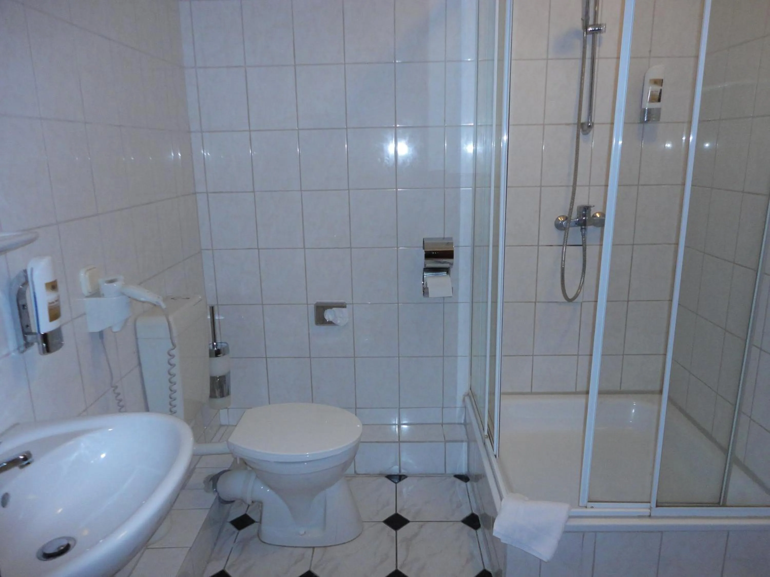 Bathroom in B&D Hotel