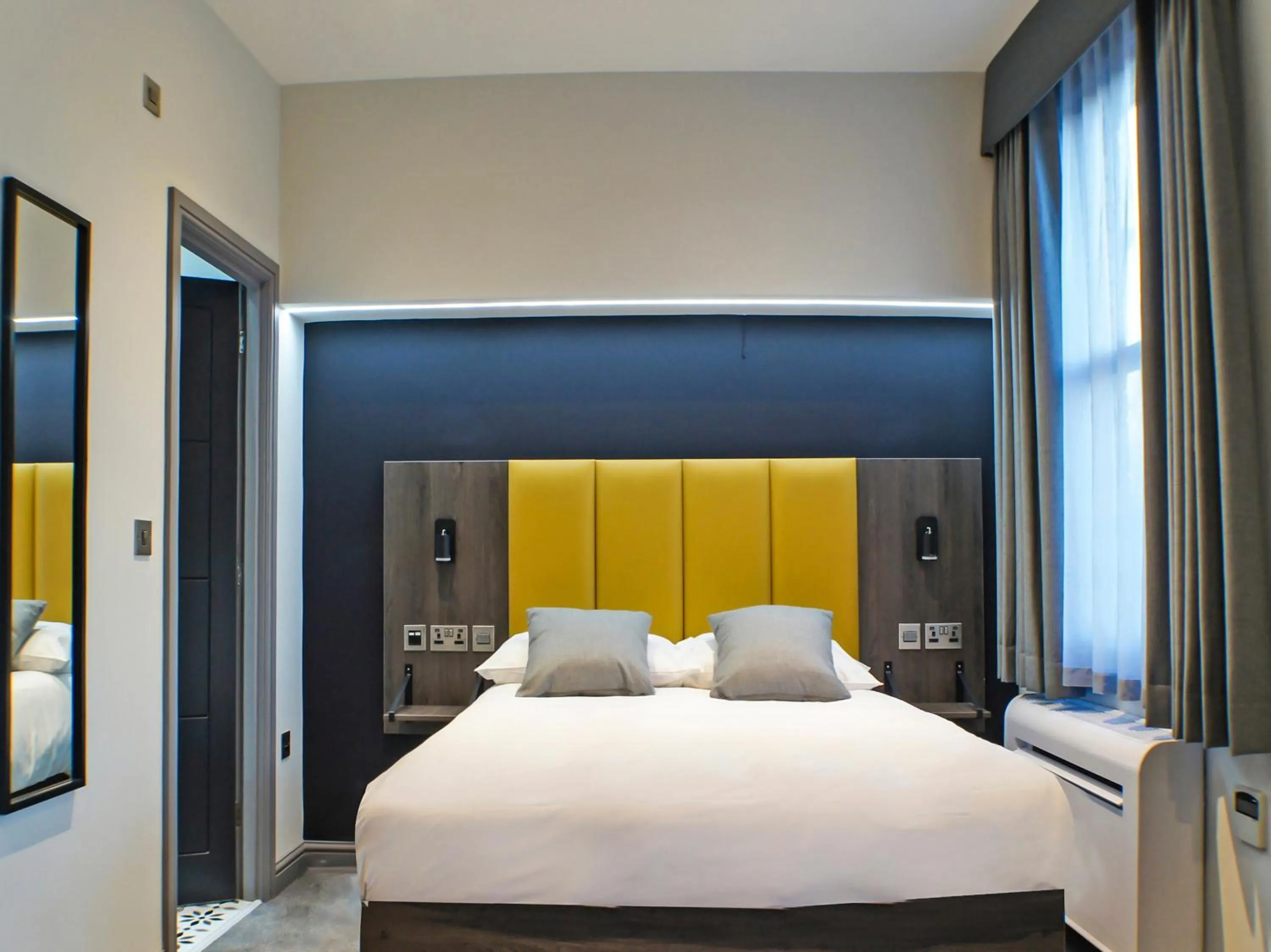 Photo of the whole room, Bed in OYO Tamworth Arms Boutique Pub & Hotel