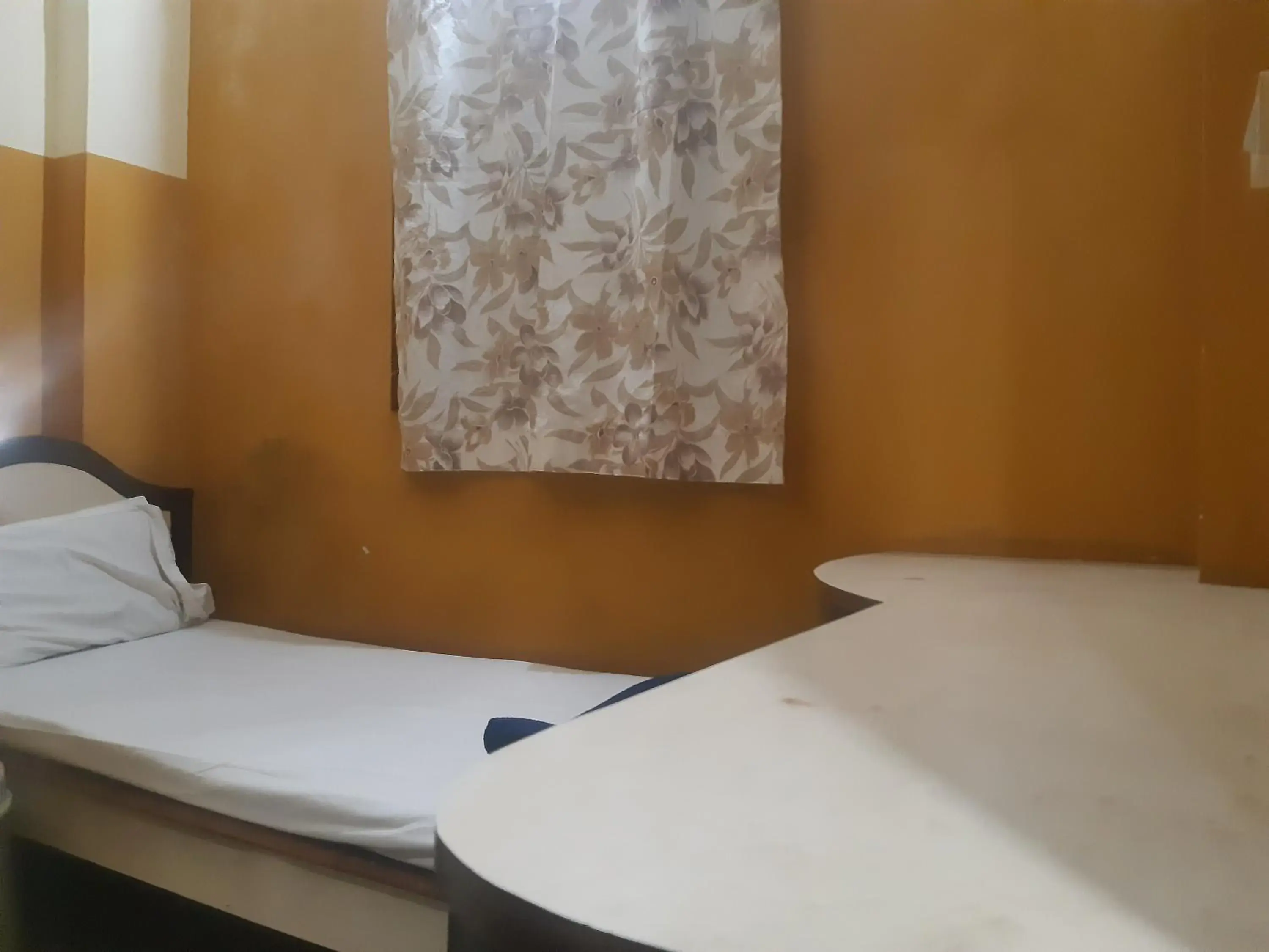 Budget Single Room in Greens Residency Budget Single Room in Greens Residency