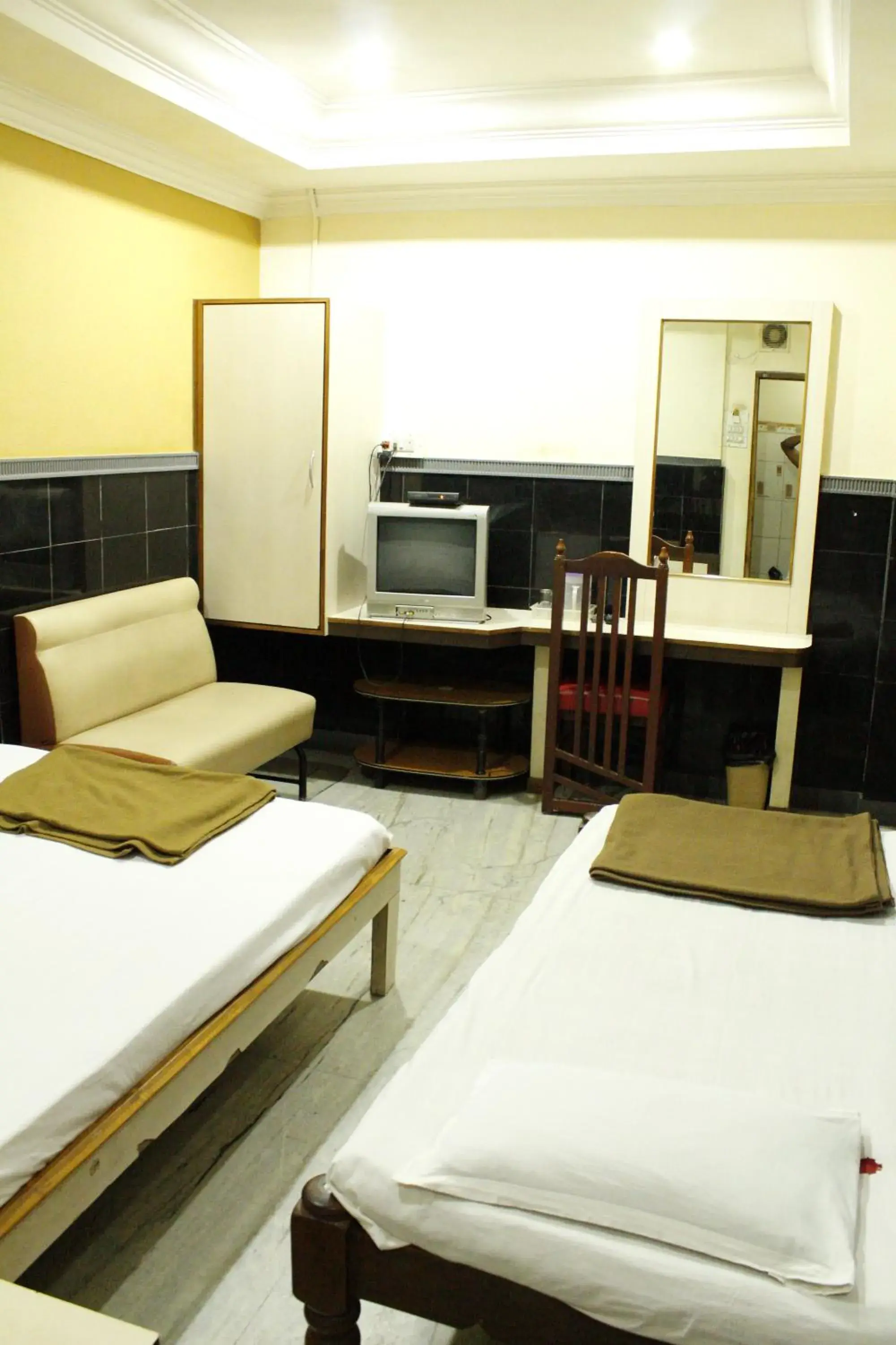 Deluxe Triple Room in Greens Residency Deluxe Triple Room in Greens Residency