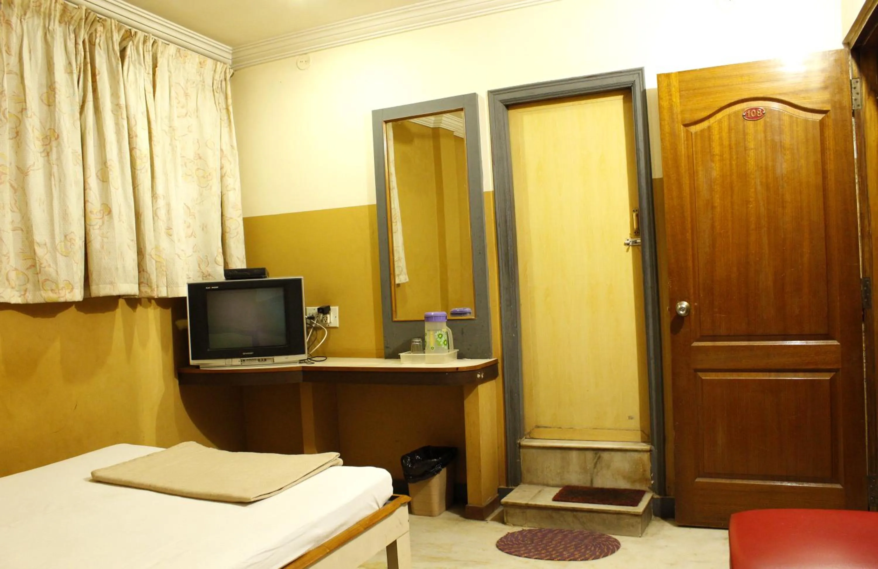 Communal lounge/ TV room, Bed in Greens Residency