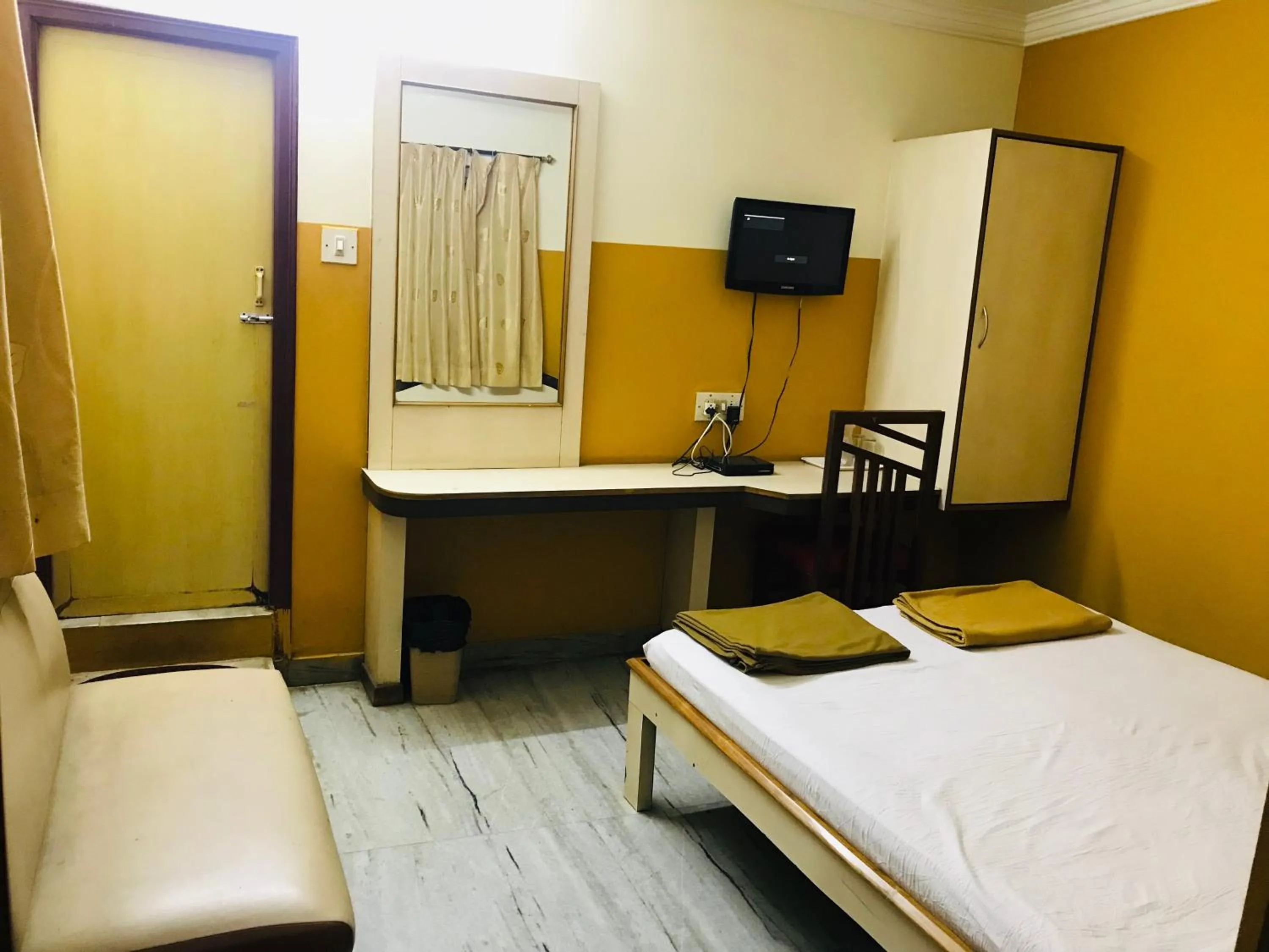 Communal lounge/ TV room, Bed in Greens Residency