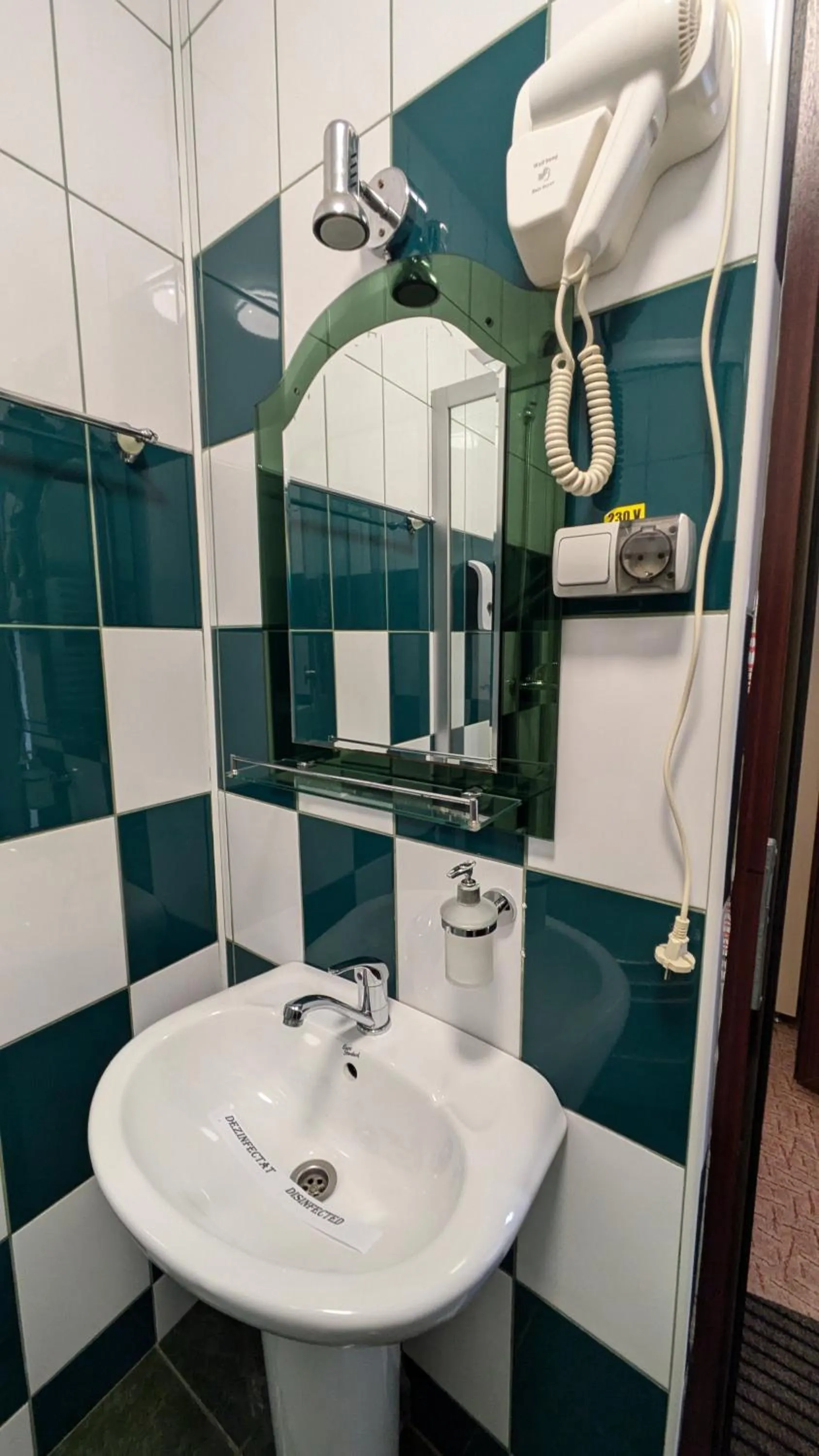 Shower in Motel Don Tomaso