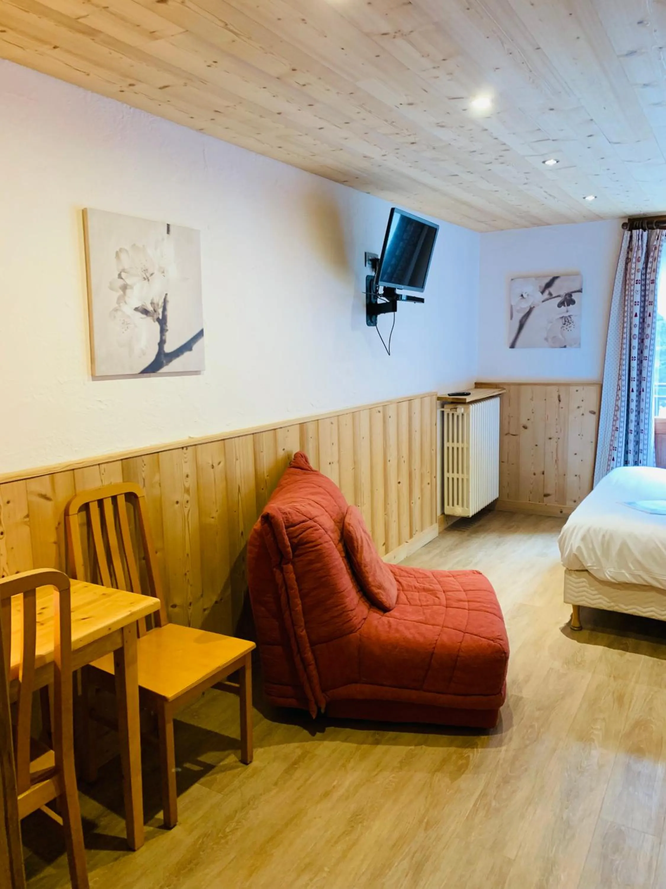 Seating area, Bed in L'Arveyron Open House