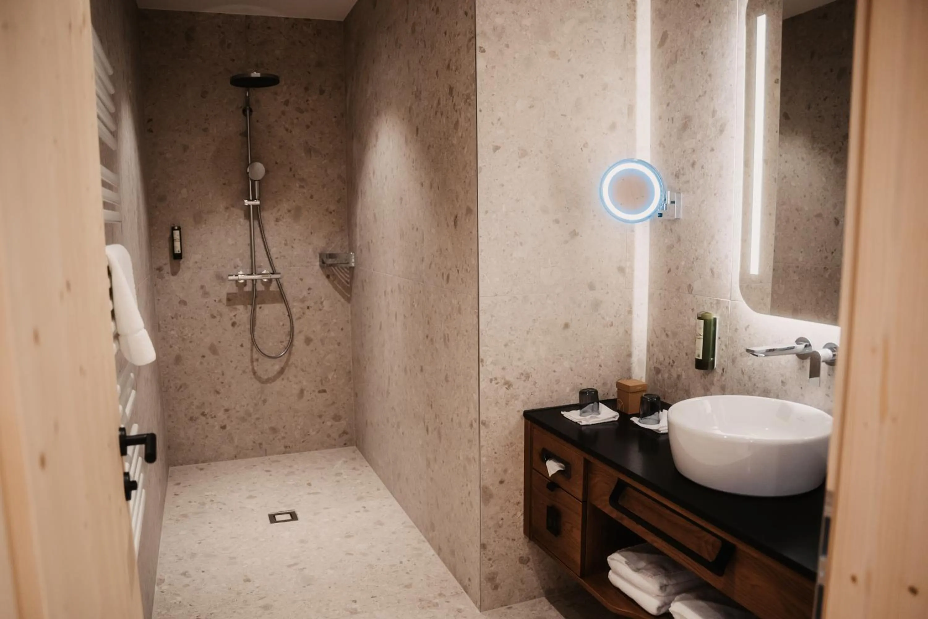 Shower in Hotel Neubergerhof