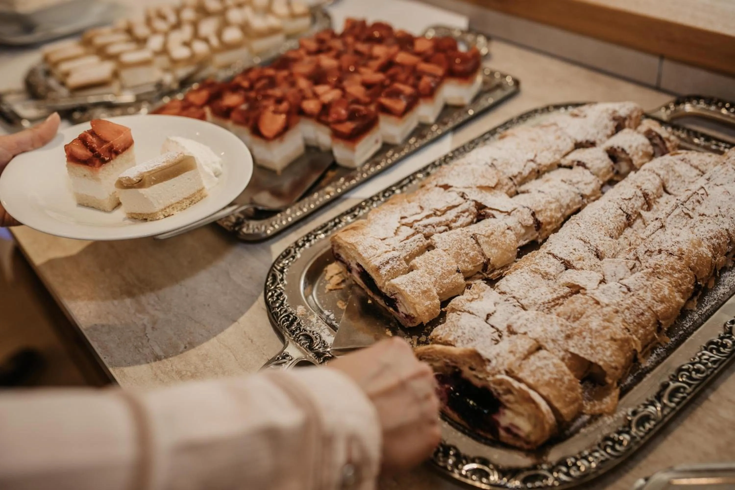 Restaurant/places to eat in Hotel Neubergerhof