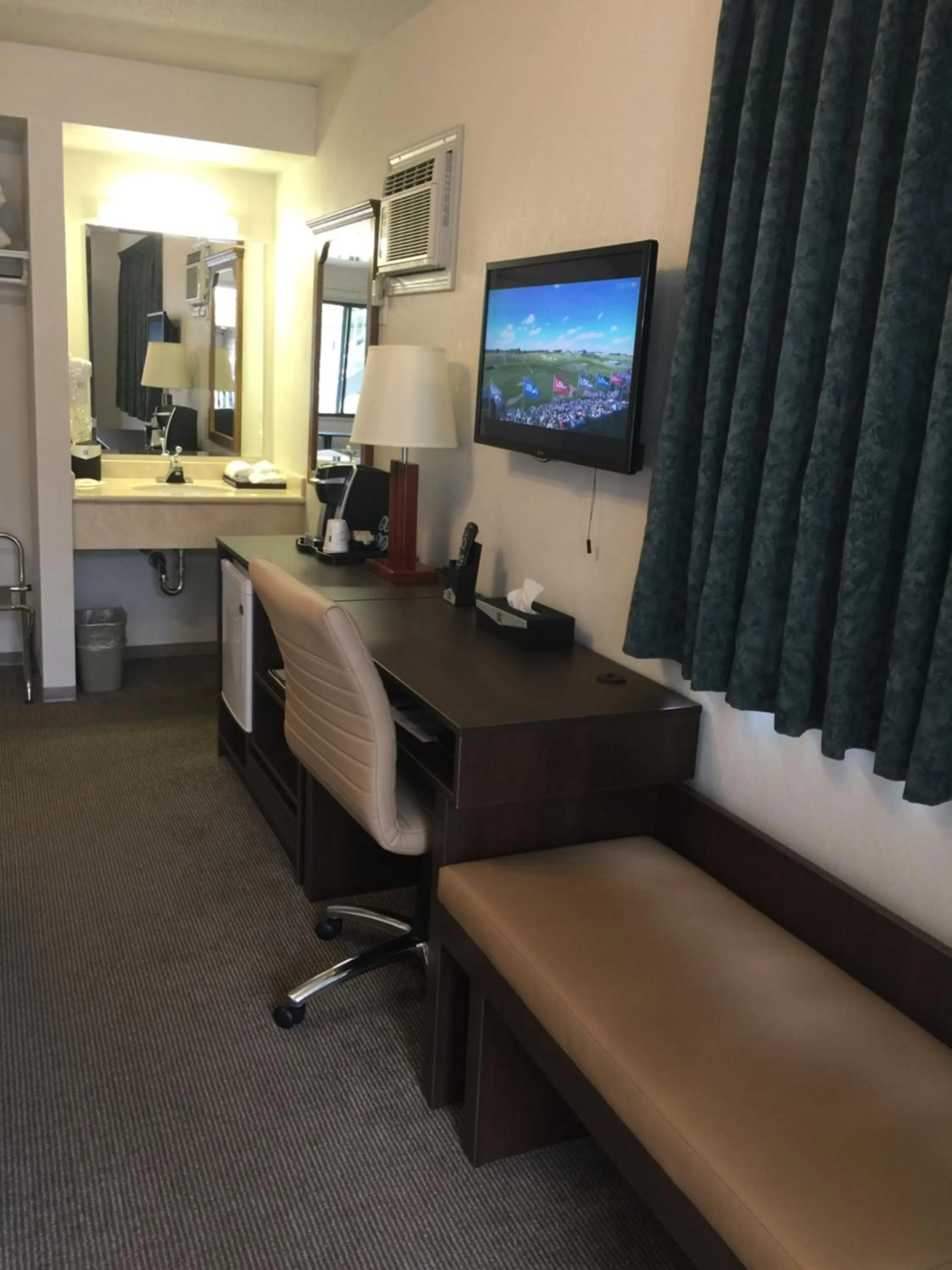 Photo of the whole room in Super 8 by Wyndham Kelowna BC