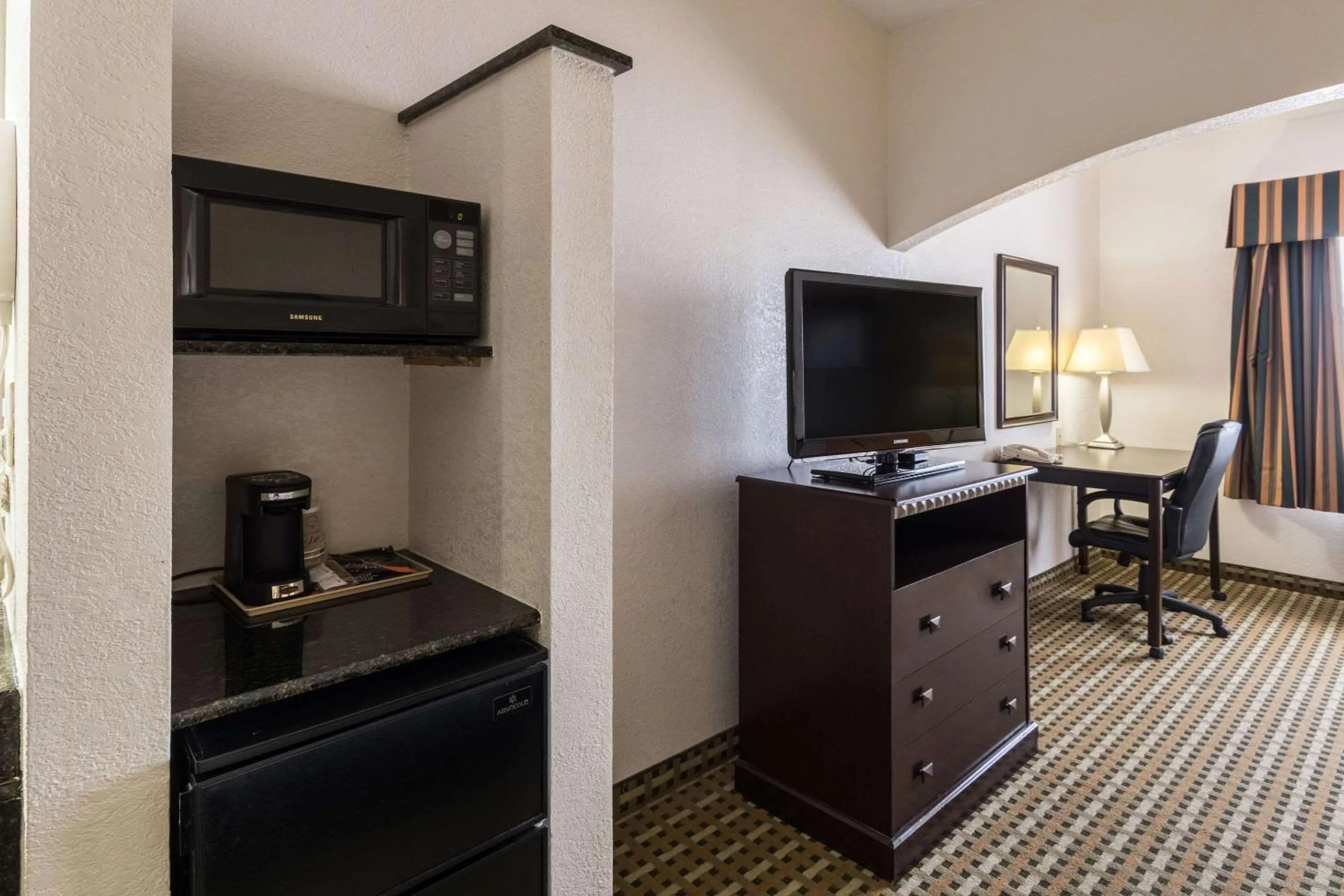 Photo of the whole room in Quality Suites Burleson - Ft Worth