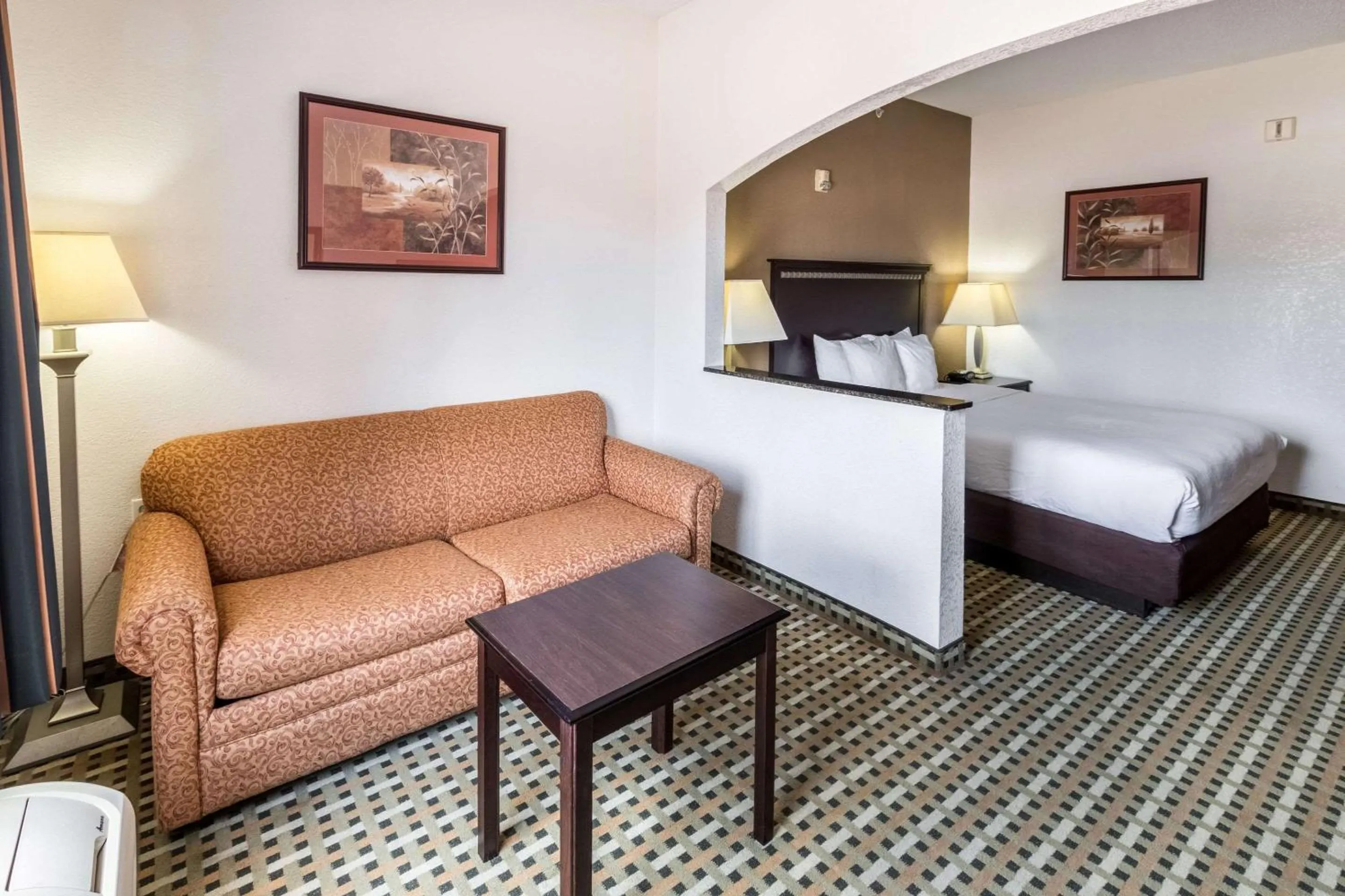 Photo of the whole room, Bed in Quality Suites Burleson - Ft Worth