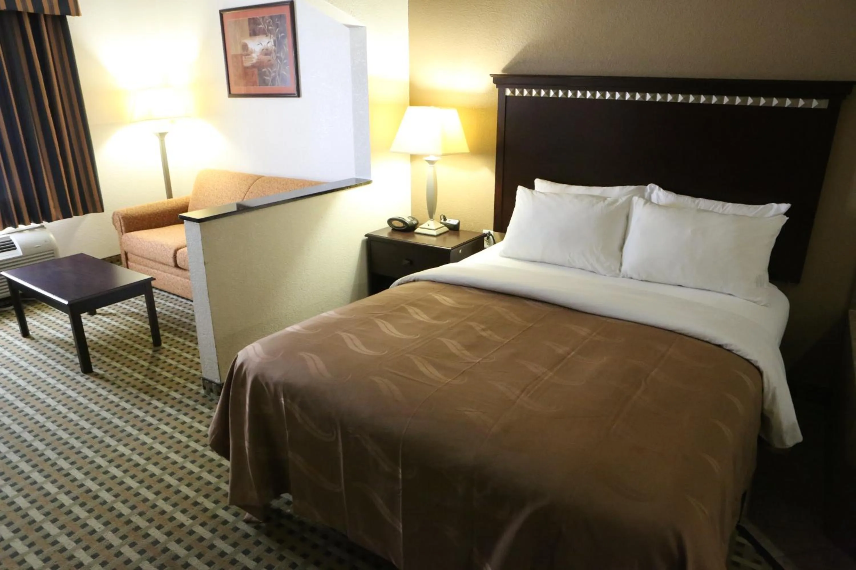 Bed in Quality Suites Burleson - Ft Worth