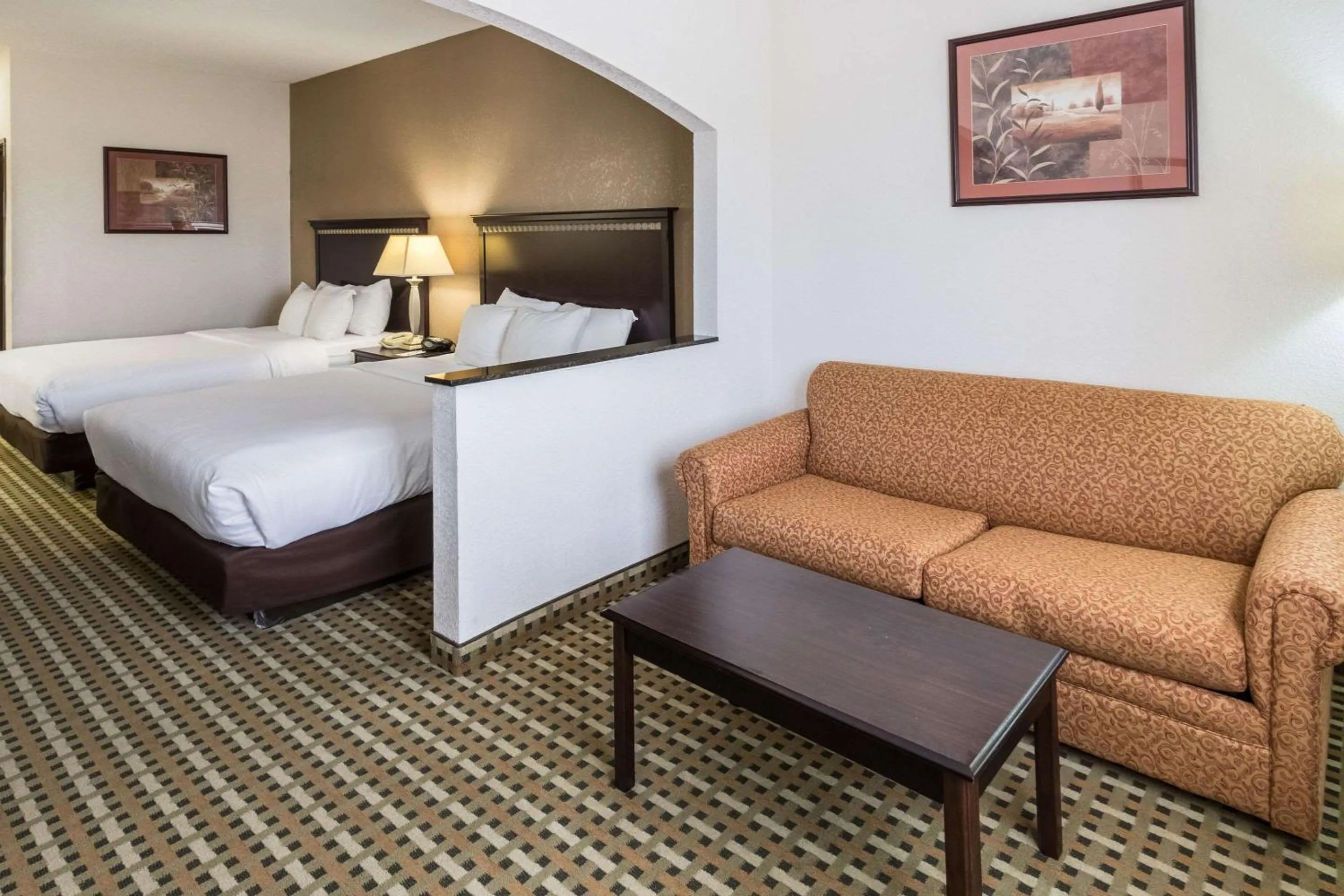 Photo of the whole room, Bed in Quality Suites Burleson - Ft Worth