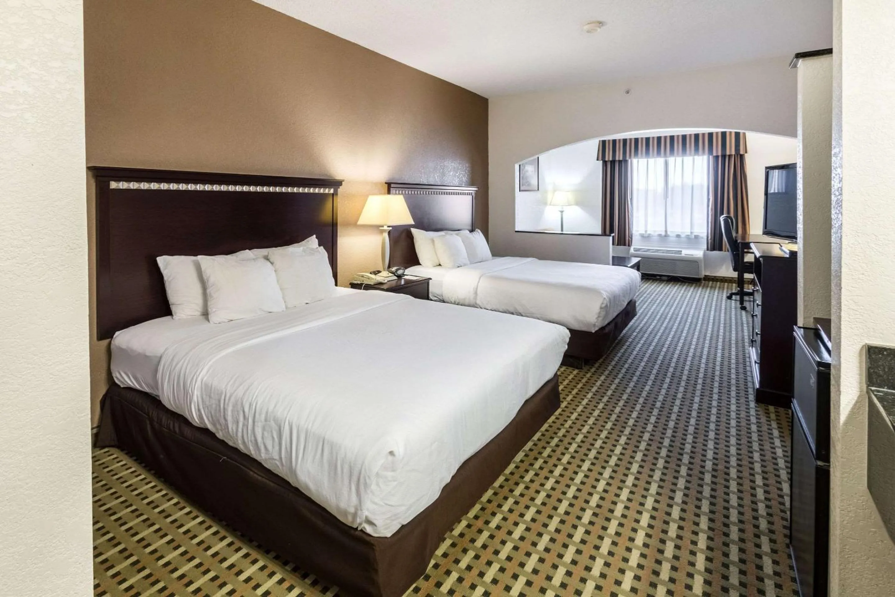 Photo of the whole room, Bed in Quality Suites Burleson - Ft Worth