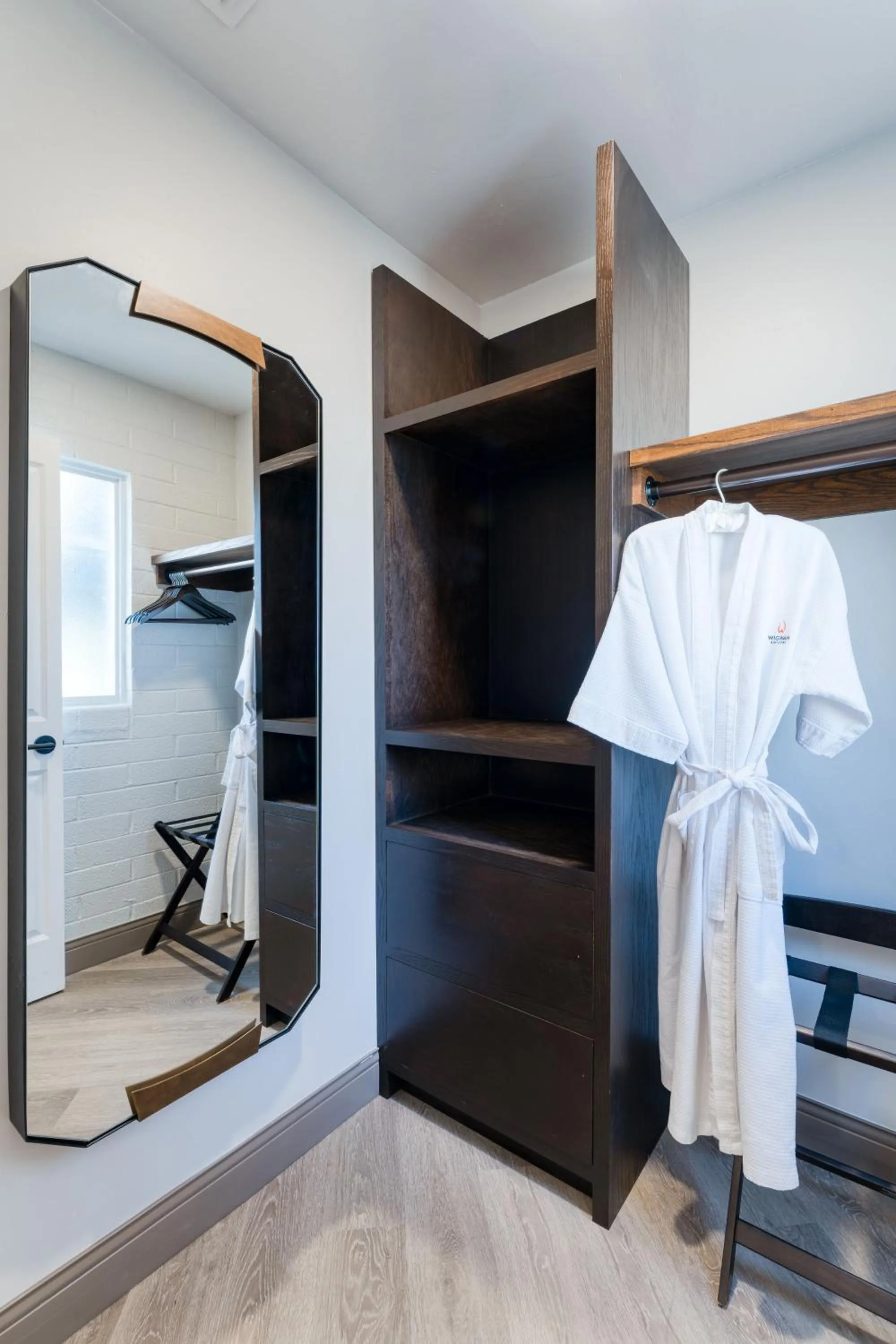 hair dresser, Bed in The Wigwam