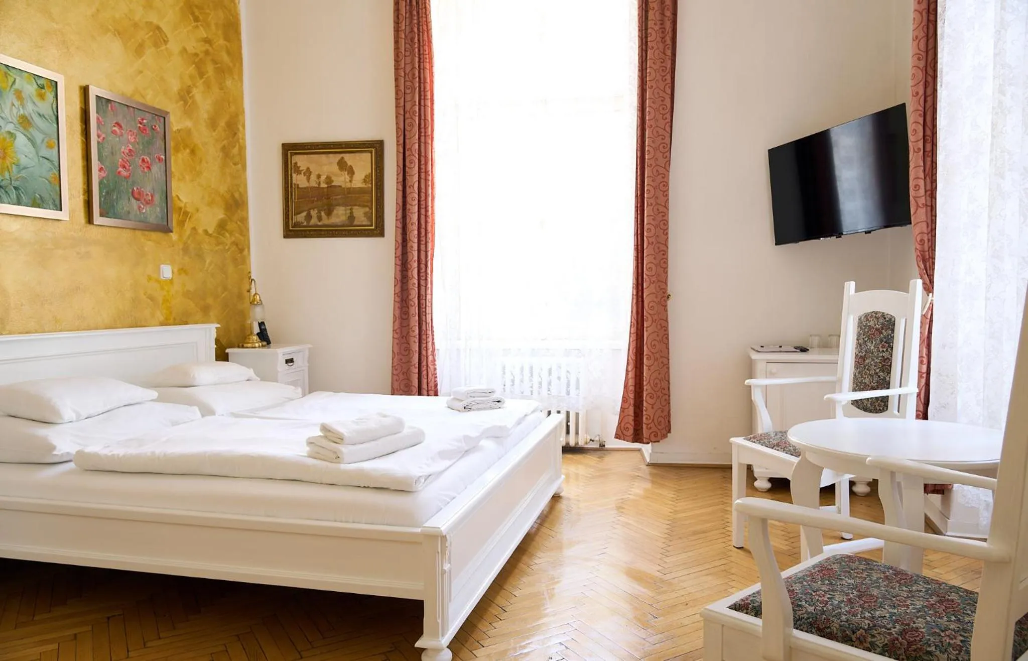 Bedroom, Bed in Hotel U Zlateho jelena