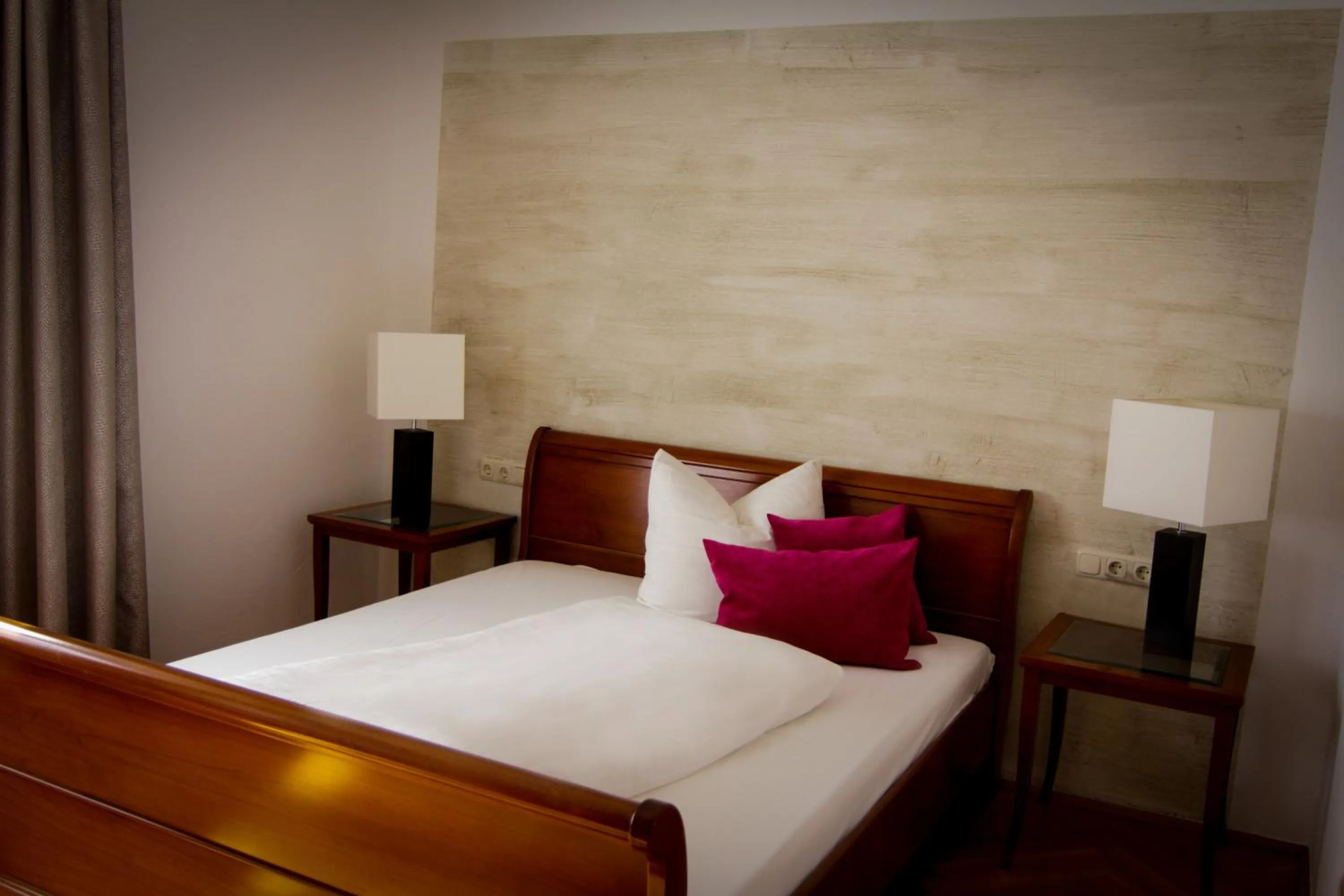 Bed in Hotel Burgwirt