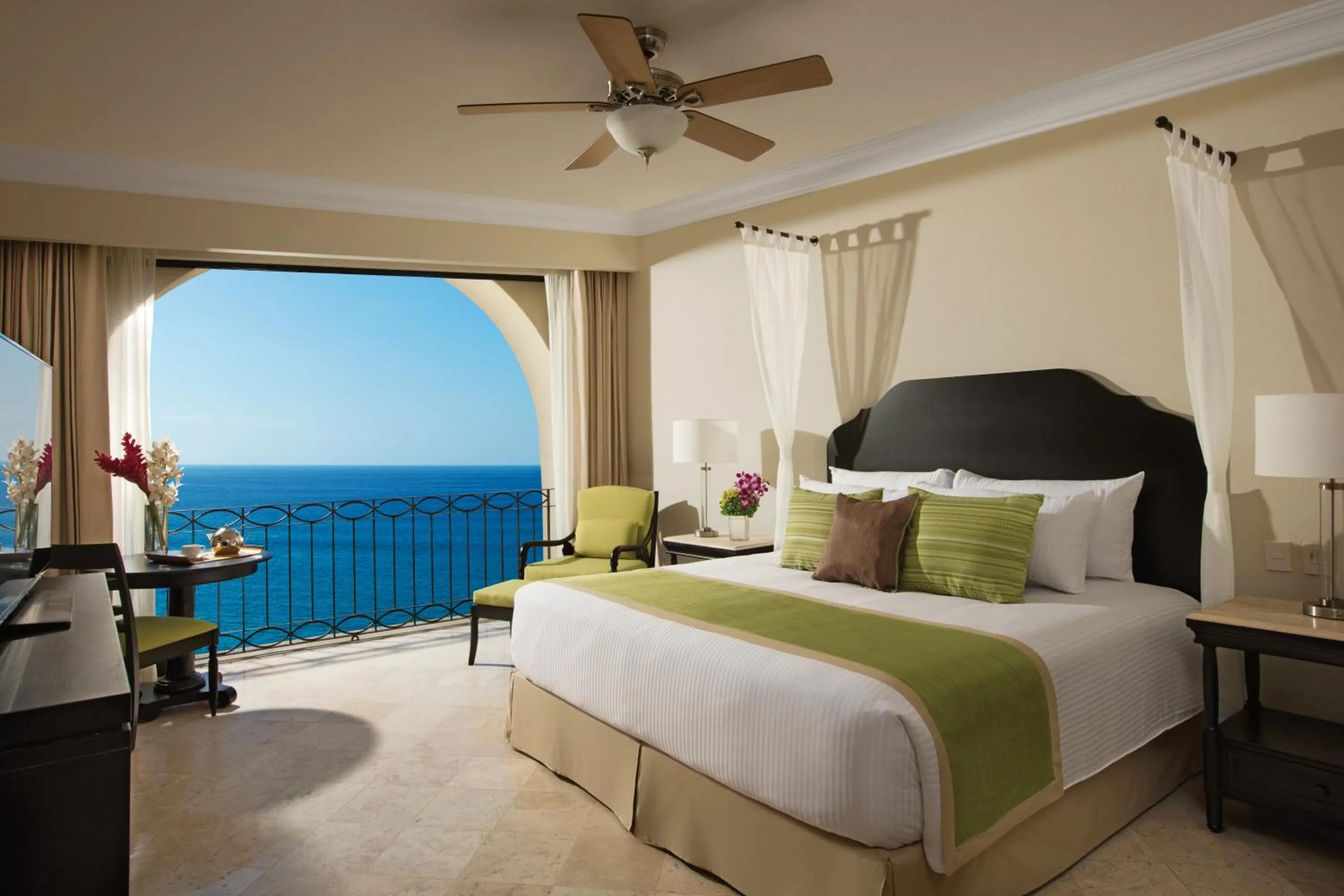 Bed in Dreams Los Cabos Suites Golf Resort & Spa