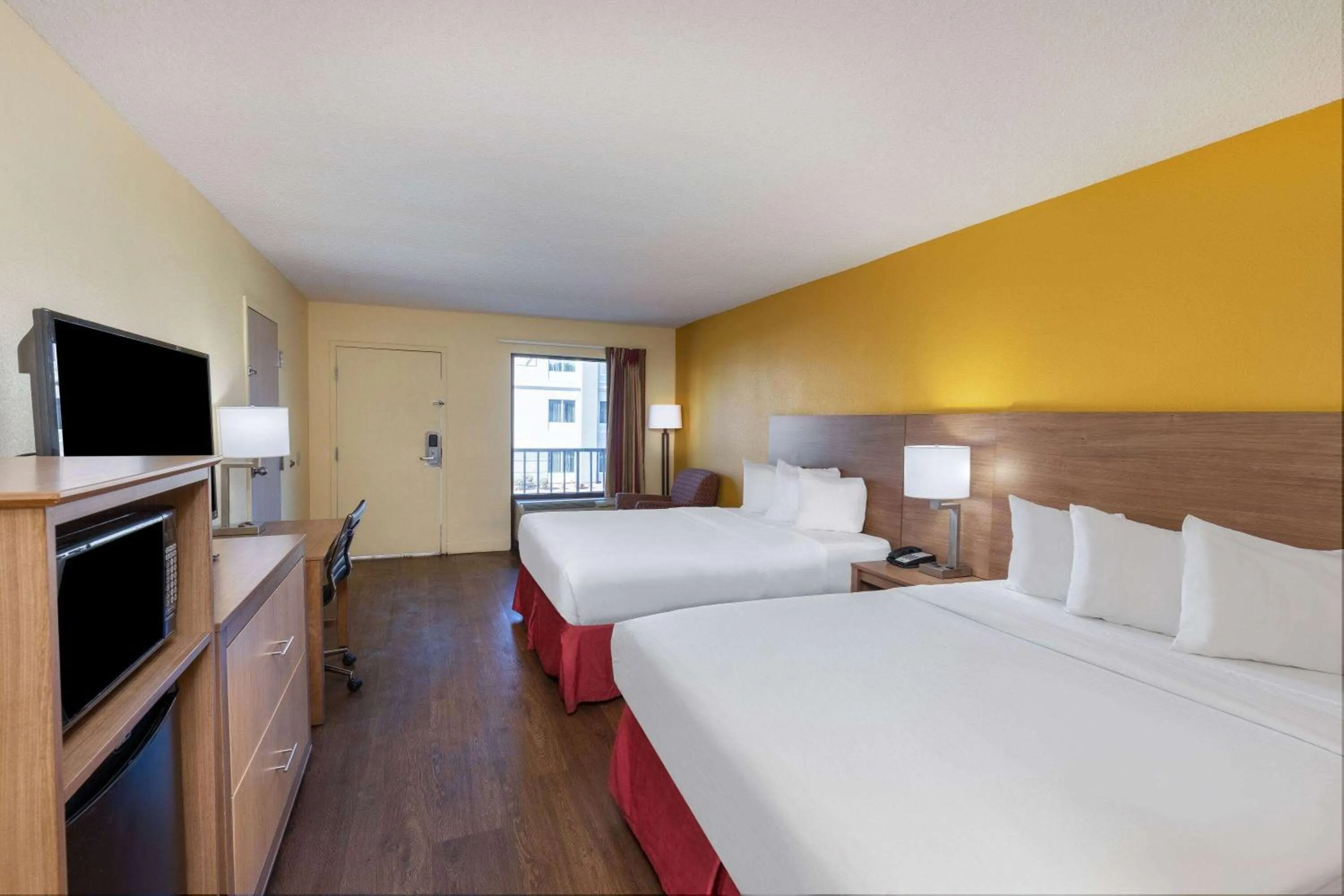 Bed in Days Inn by Wyndham Florence/I-95 North