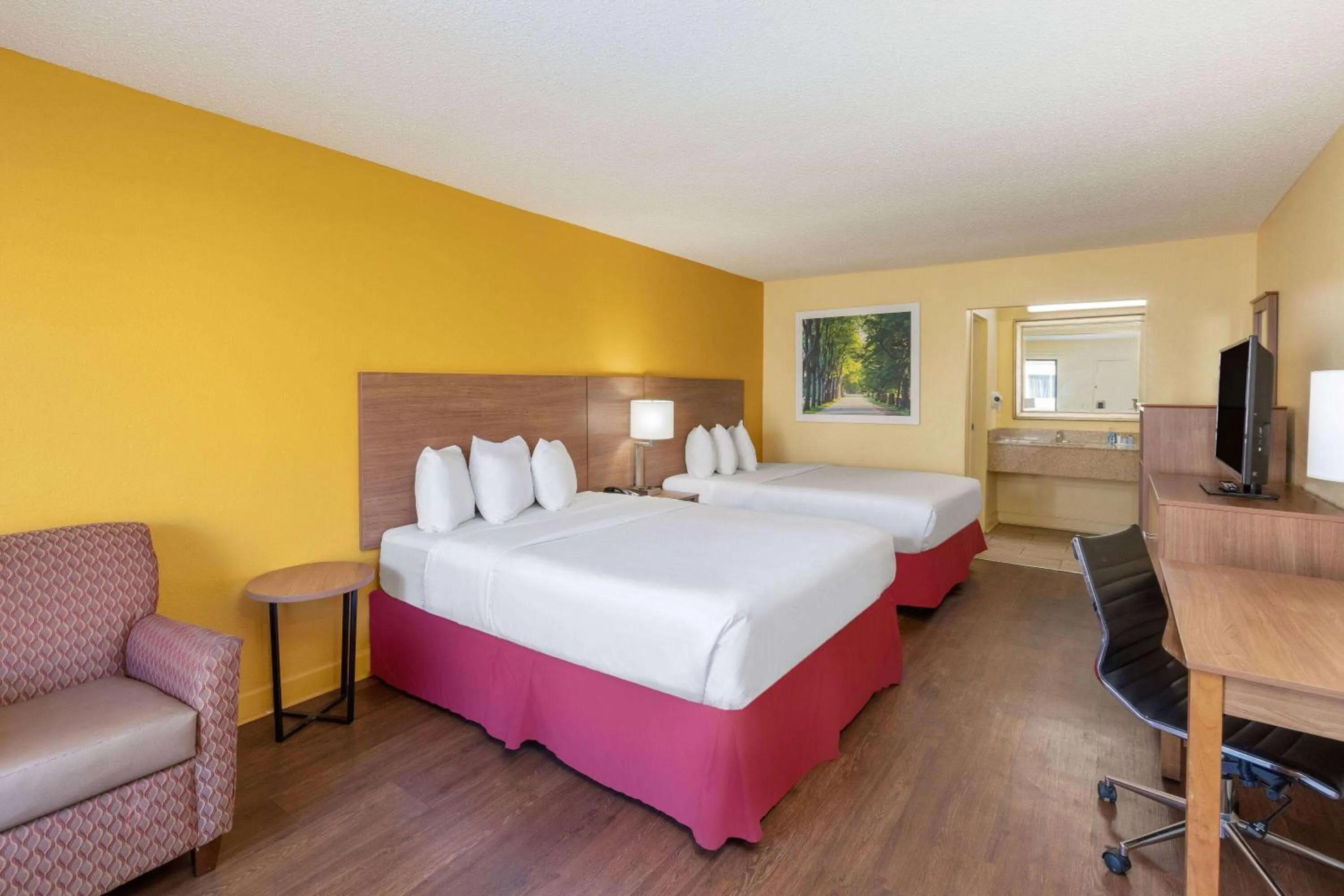 Bed in Days Inn by Wyndham Florence/I-95 North