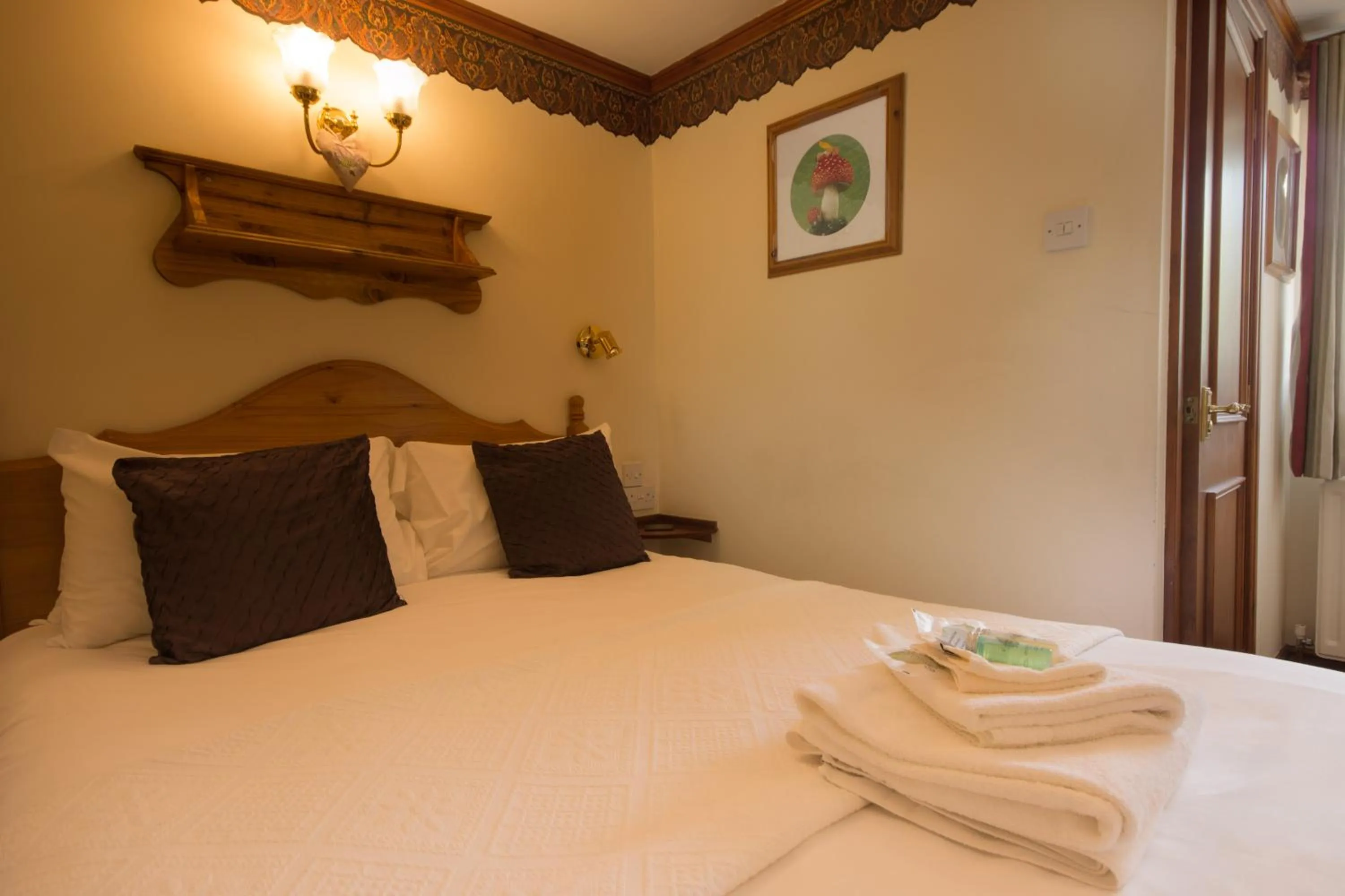 Bedroom, Bed in Yorkshire Bridge Inn