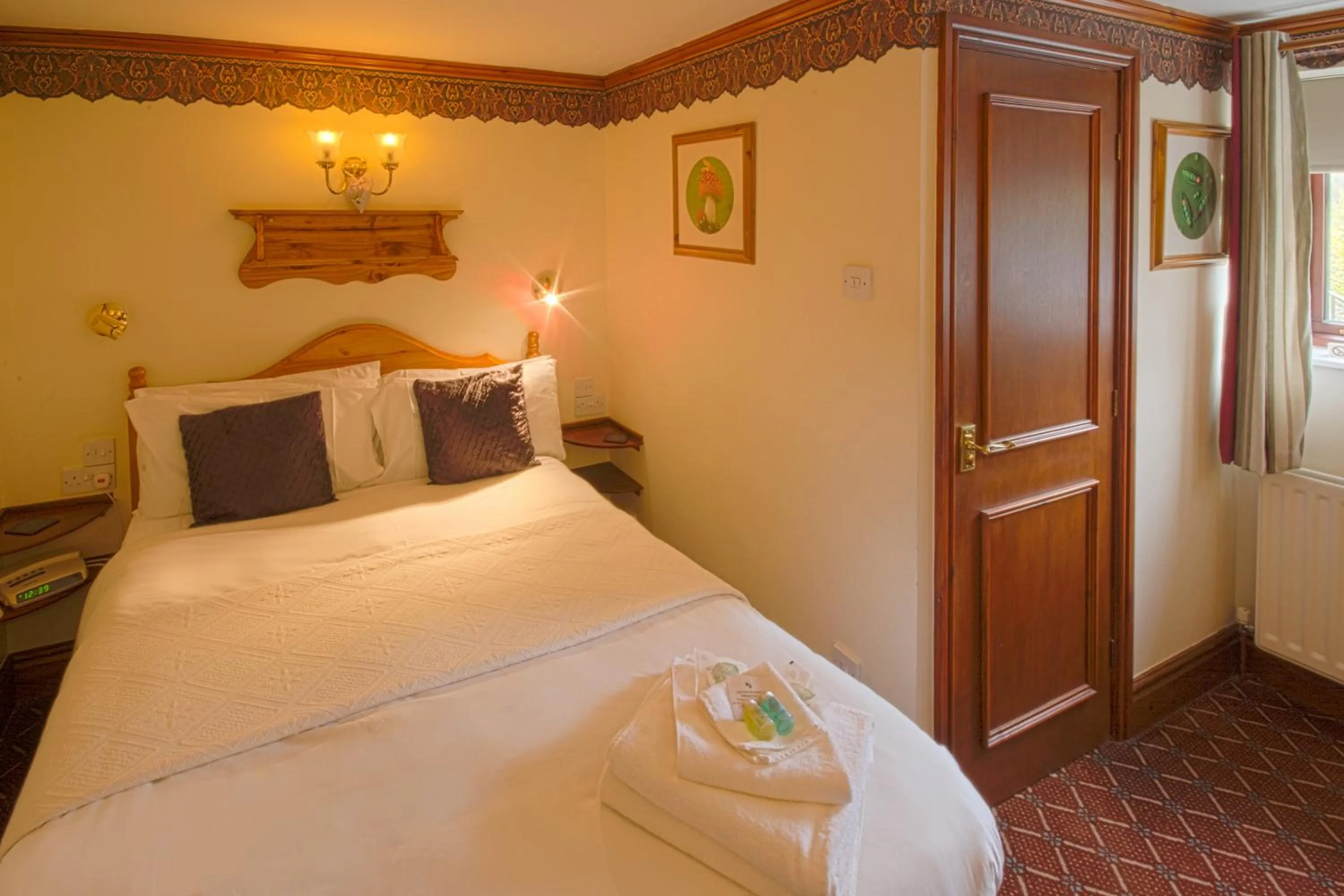 Bathroom, Bed in Yorkshire Bridge Inn