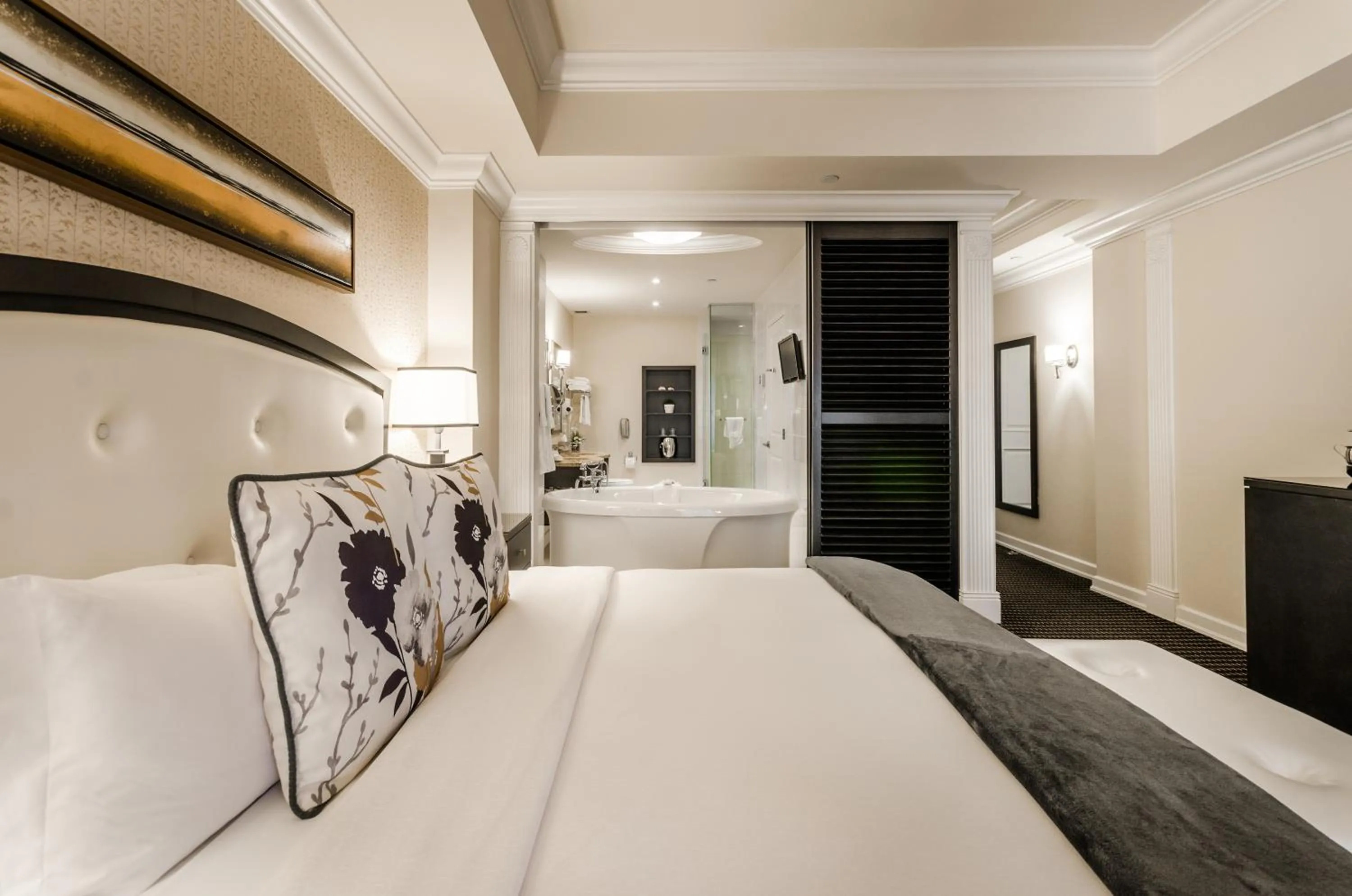 Bedroom, Bed in Le St-Martin Hotel Centre-ville – Hotel Particulier