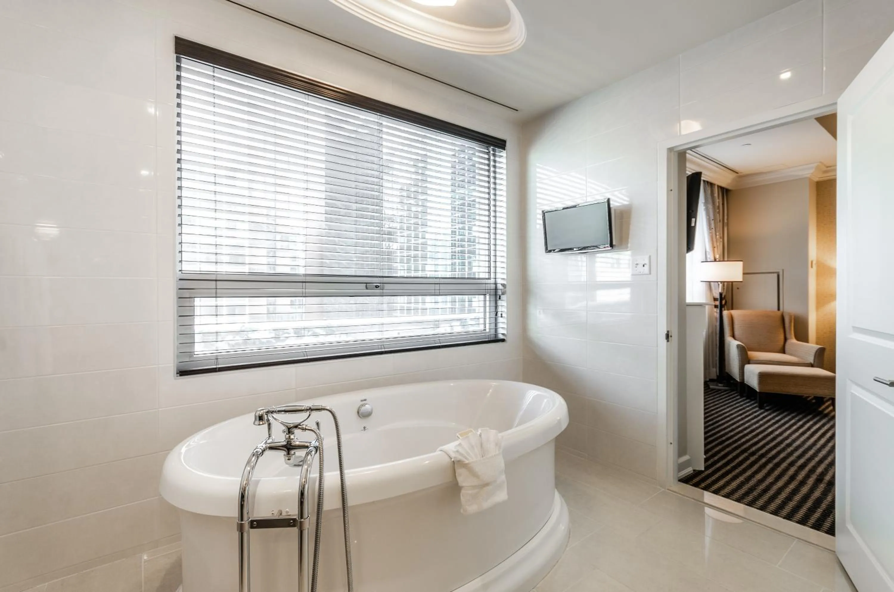 Bathroom, Bed in Le St-Martin Hotel Centre-ville – Hotel Particulier