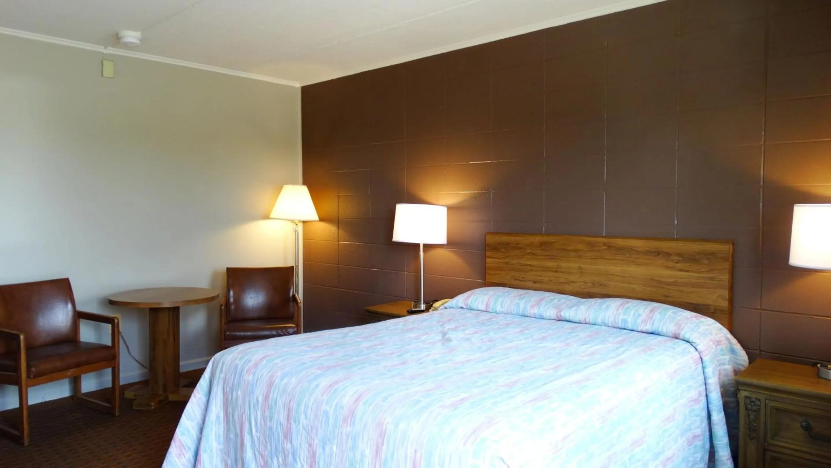 Bed in Attican Motel - Attica - Batavia - Warsaw - Darien Lake