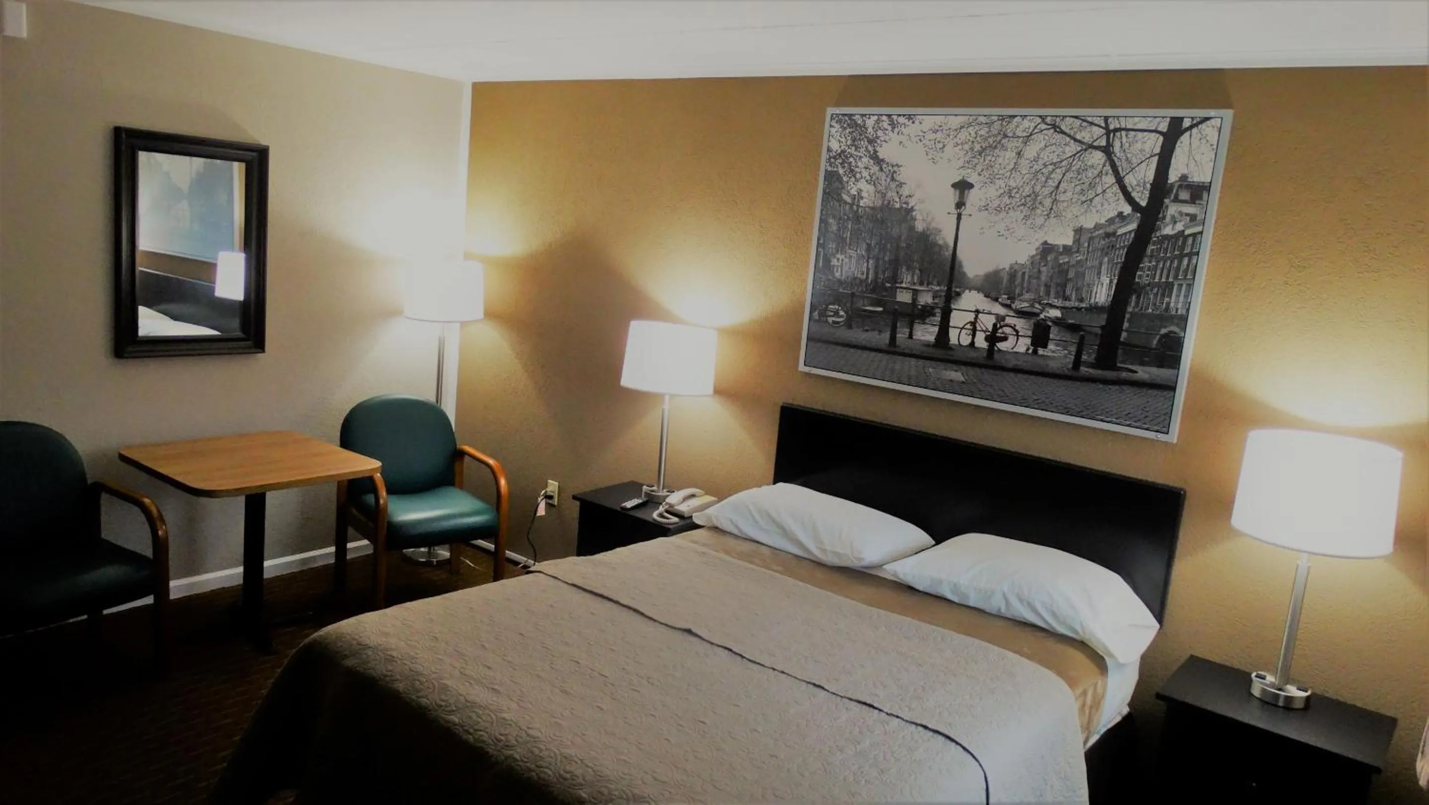 Bed in Attican Motel - Attica - Batavia - Warsaw - Darien Lake