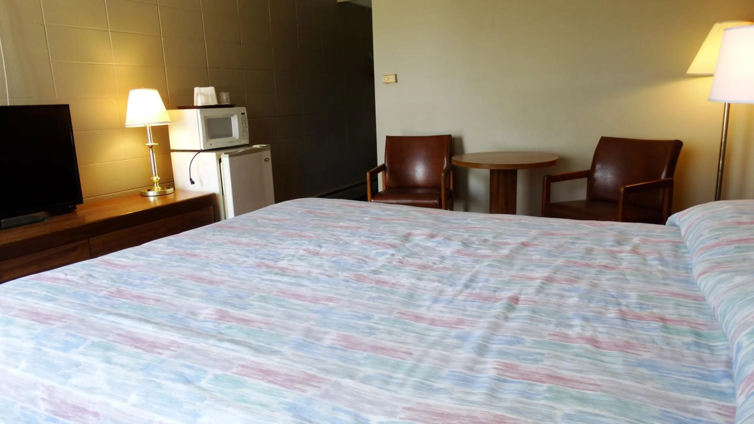 Bed in Attican Motel - Attica - Batavia - Warsaw - Darien Lake