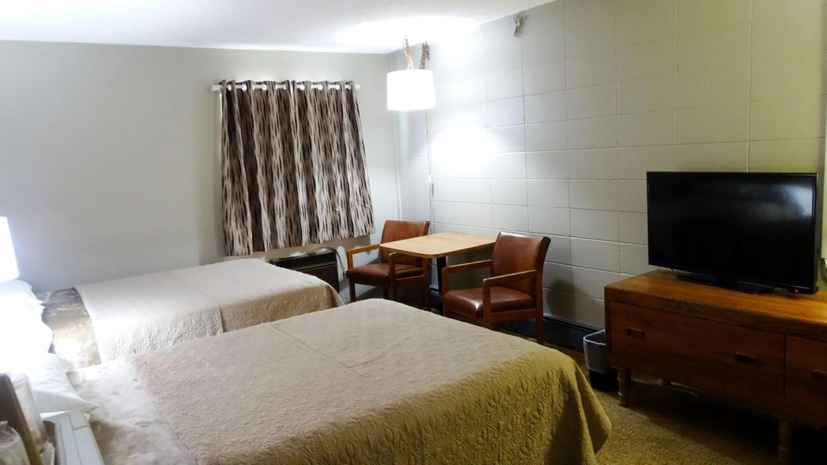 Bed in Attican Motel - Attica - Batavia - Warsaw - Darien Lake