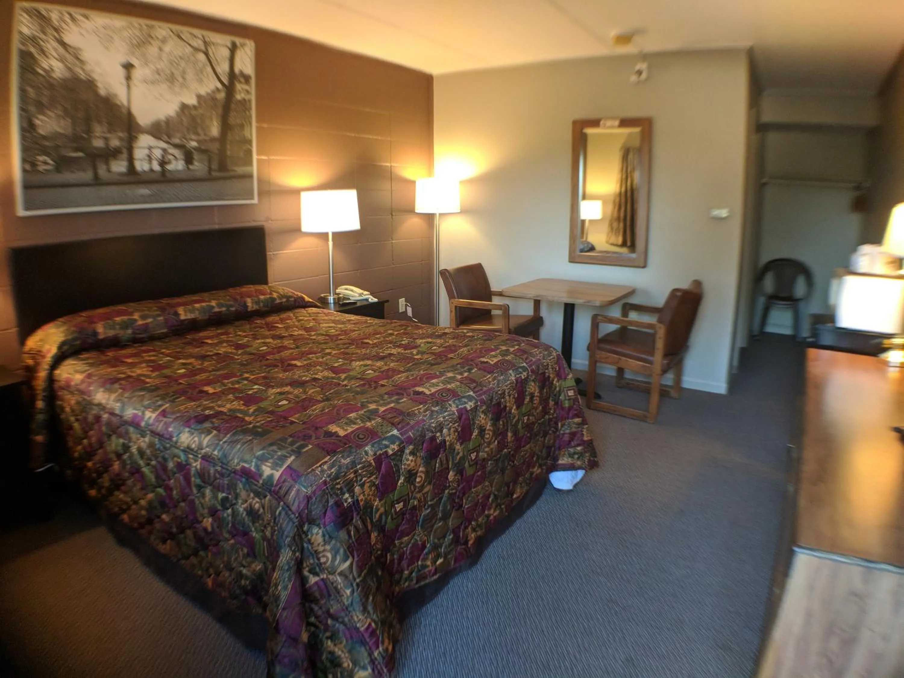 Bed in Attican Motel - Attica - Batavia - Warsaw - Darien Lake