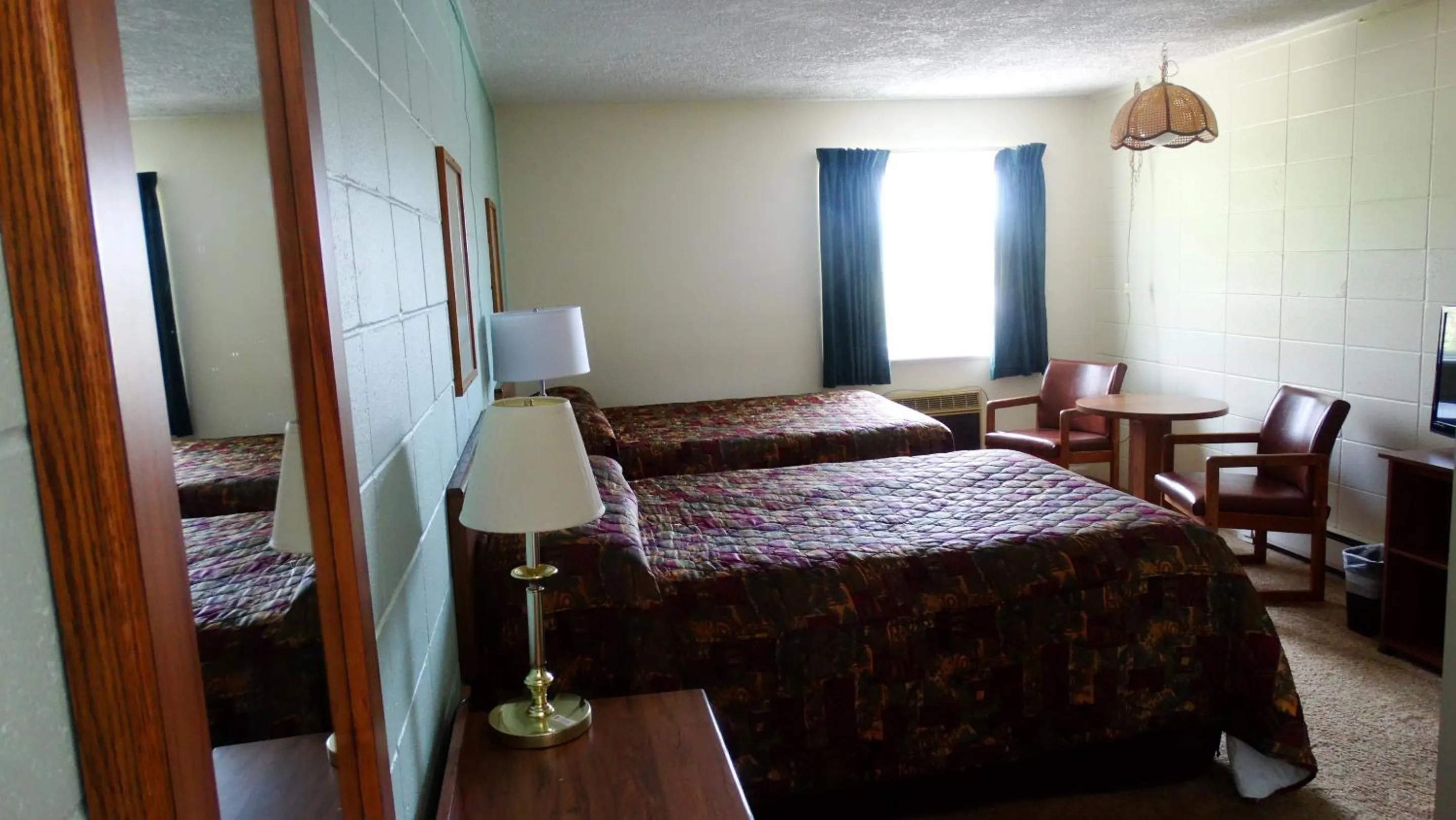 Bed in Attican Motel - Attica - Batavia - Warsaw - Darien Lake